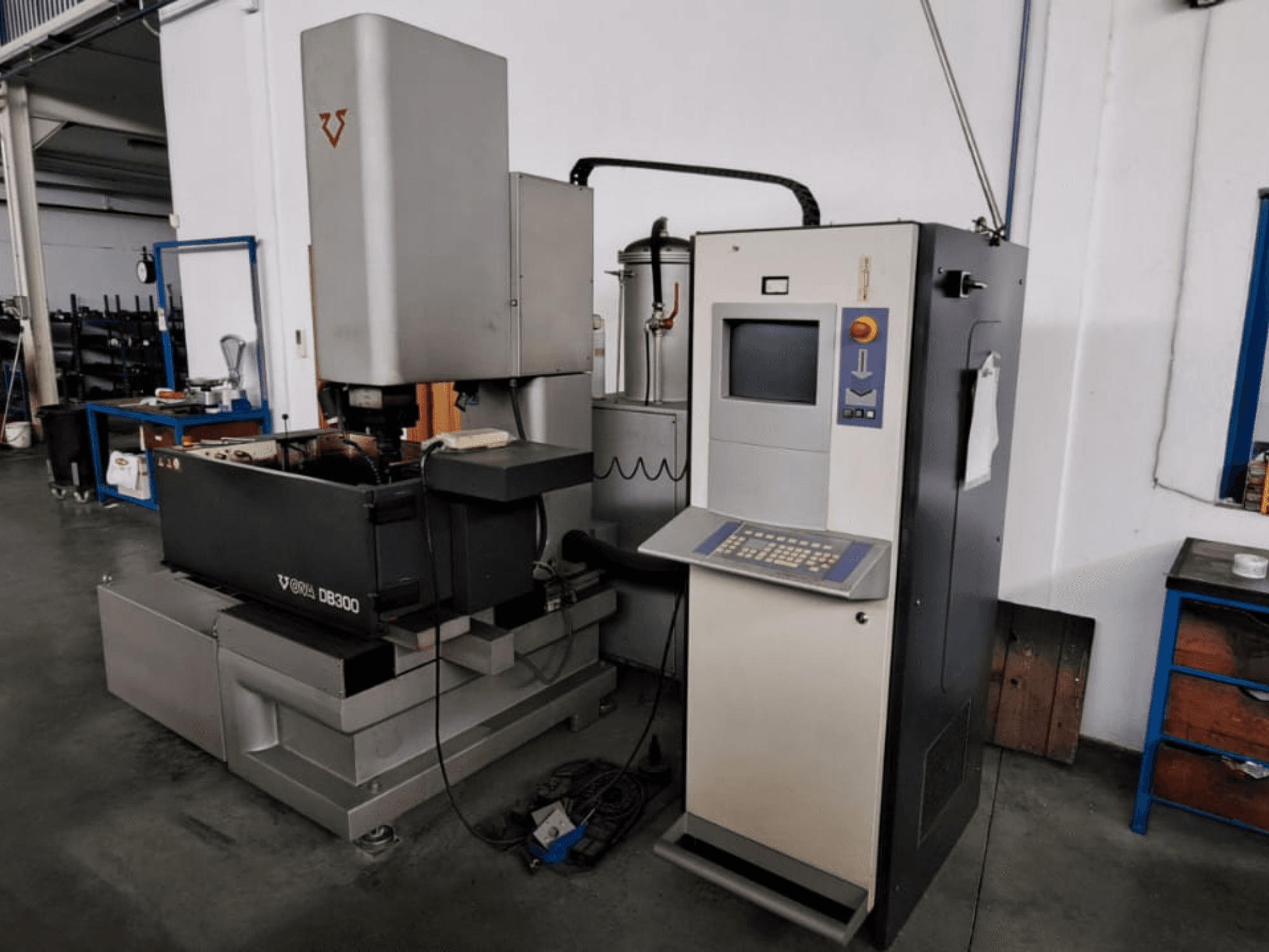 Máquina de electroerosión por penetración ONA DB300, vista frontal; con panel de control, portapiezas y elementos de diseño industrial.