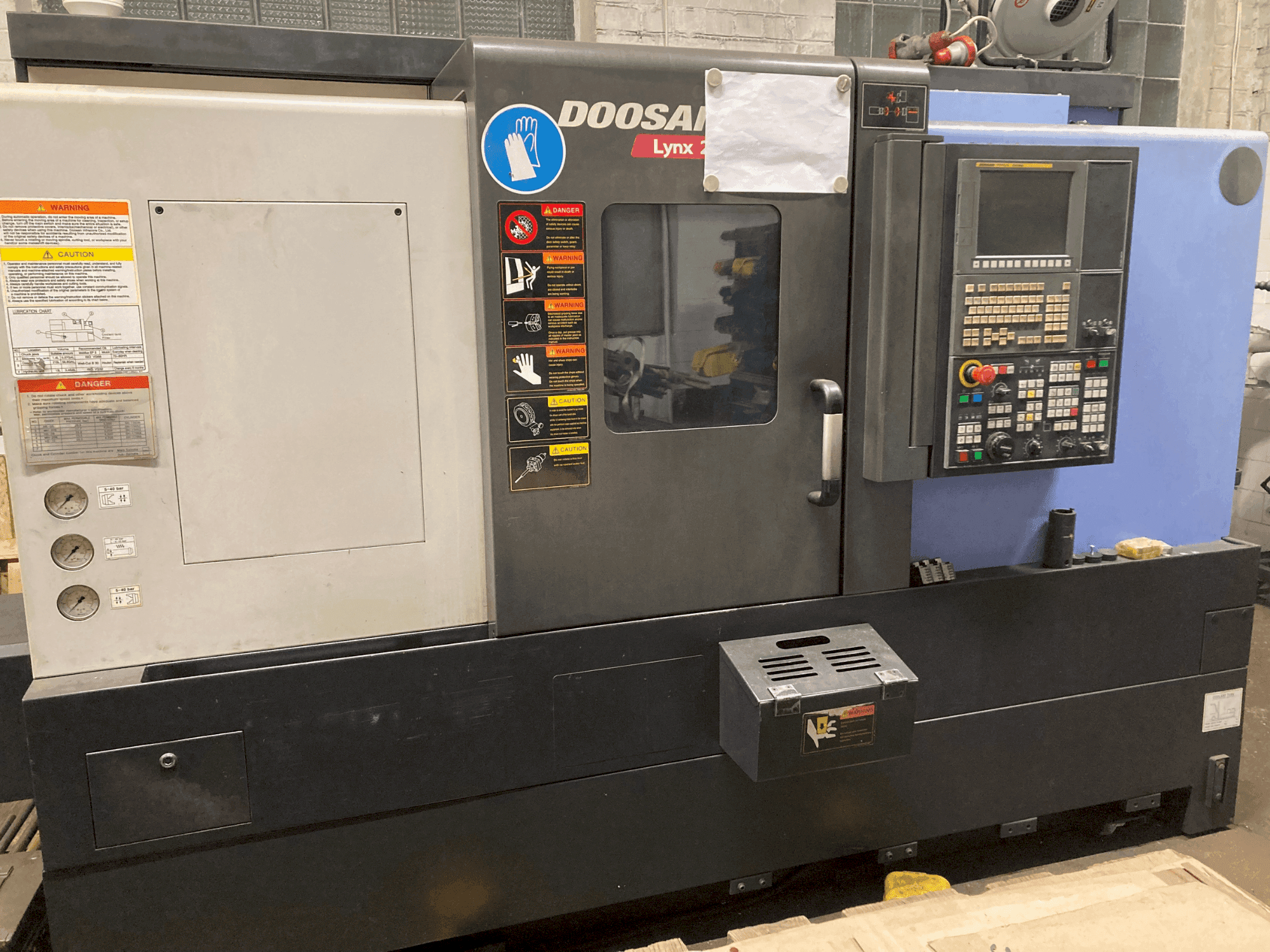 Vista frontal de la máquina DOOSAN LYNX220LSYA