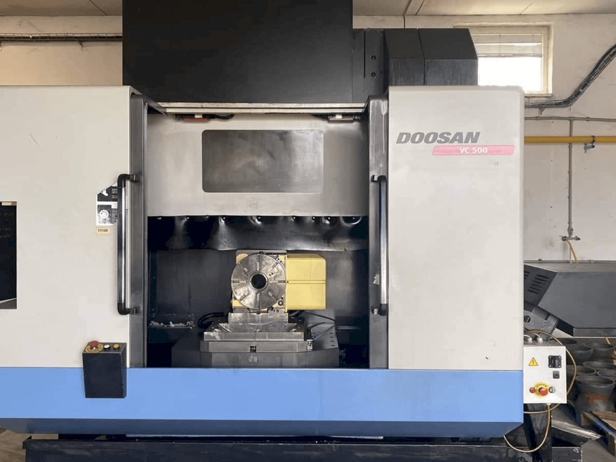 Vista frontal de la máquina Doosan VC 500
