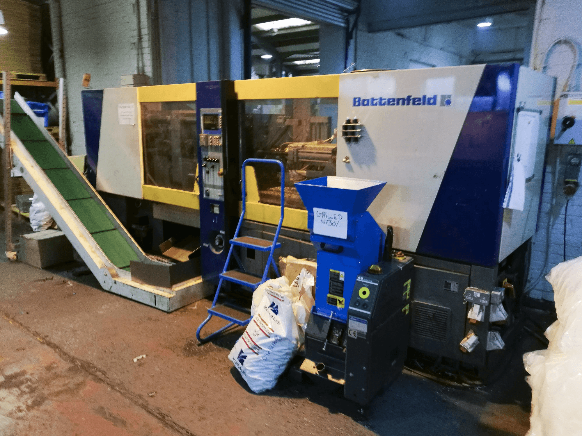 Vista derecha de la máquina Battenfeld BK-T 1300/630