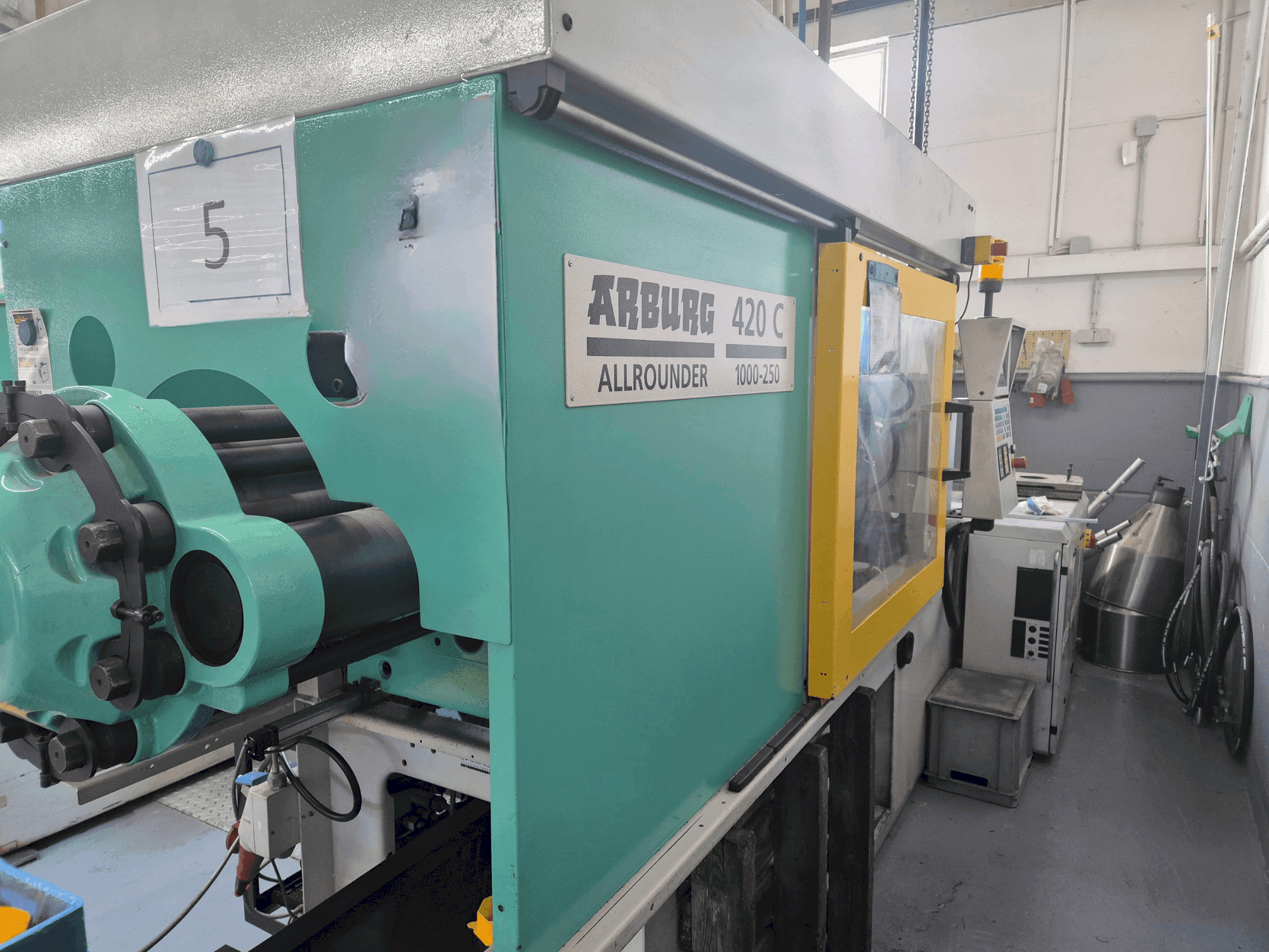 Vista frontal de la máquina Arburg Allrounder 420 C 1000-250