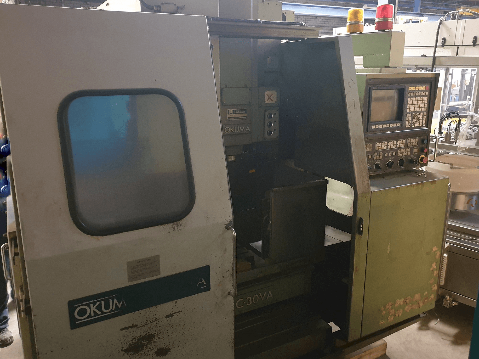 Vista izquierda de la máquina Okuma MC-30VA