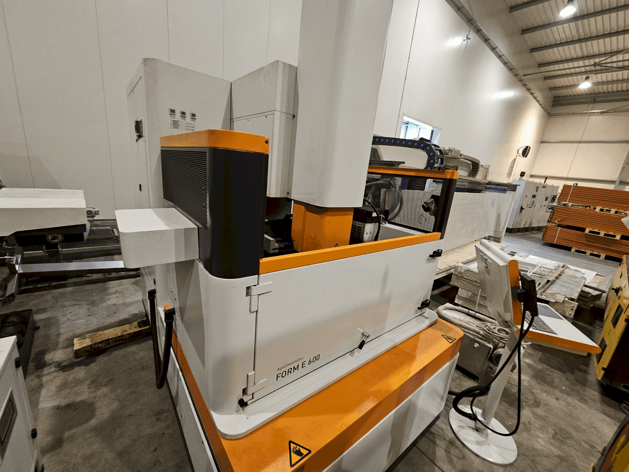 Vista frontal de la máquina AgieCharmilles Form E 600