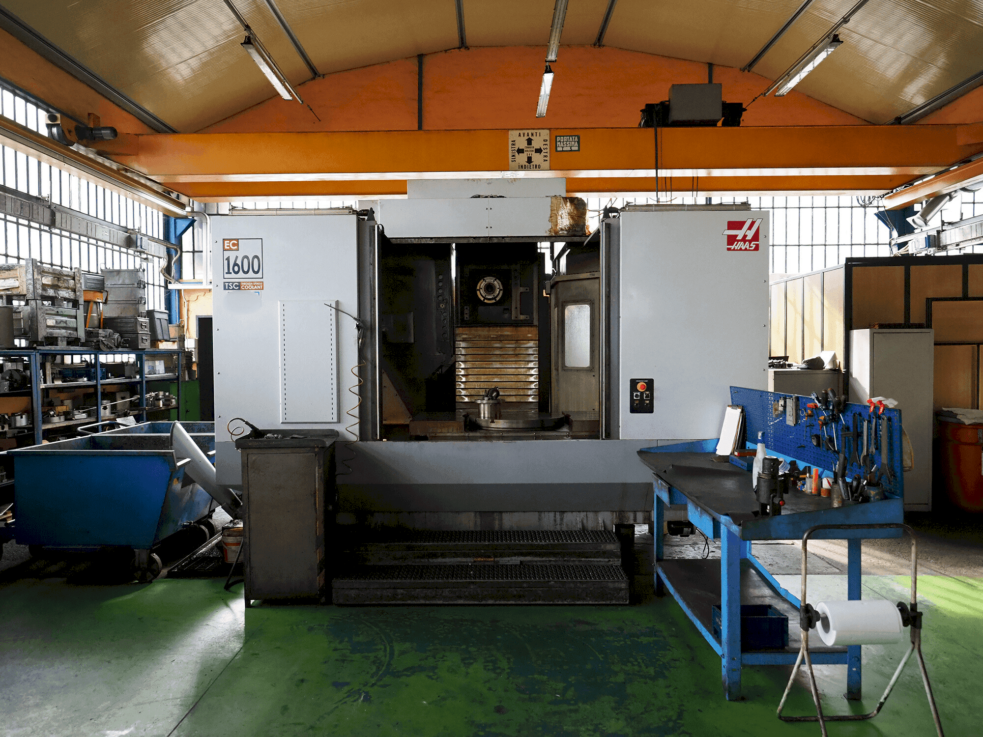 Vista frontal de la máquina HAAS EX 1600 4X