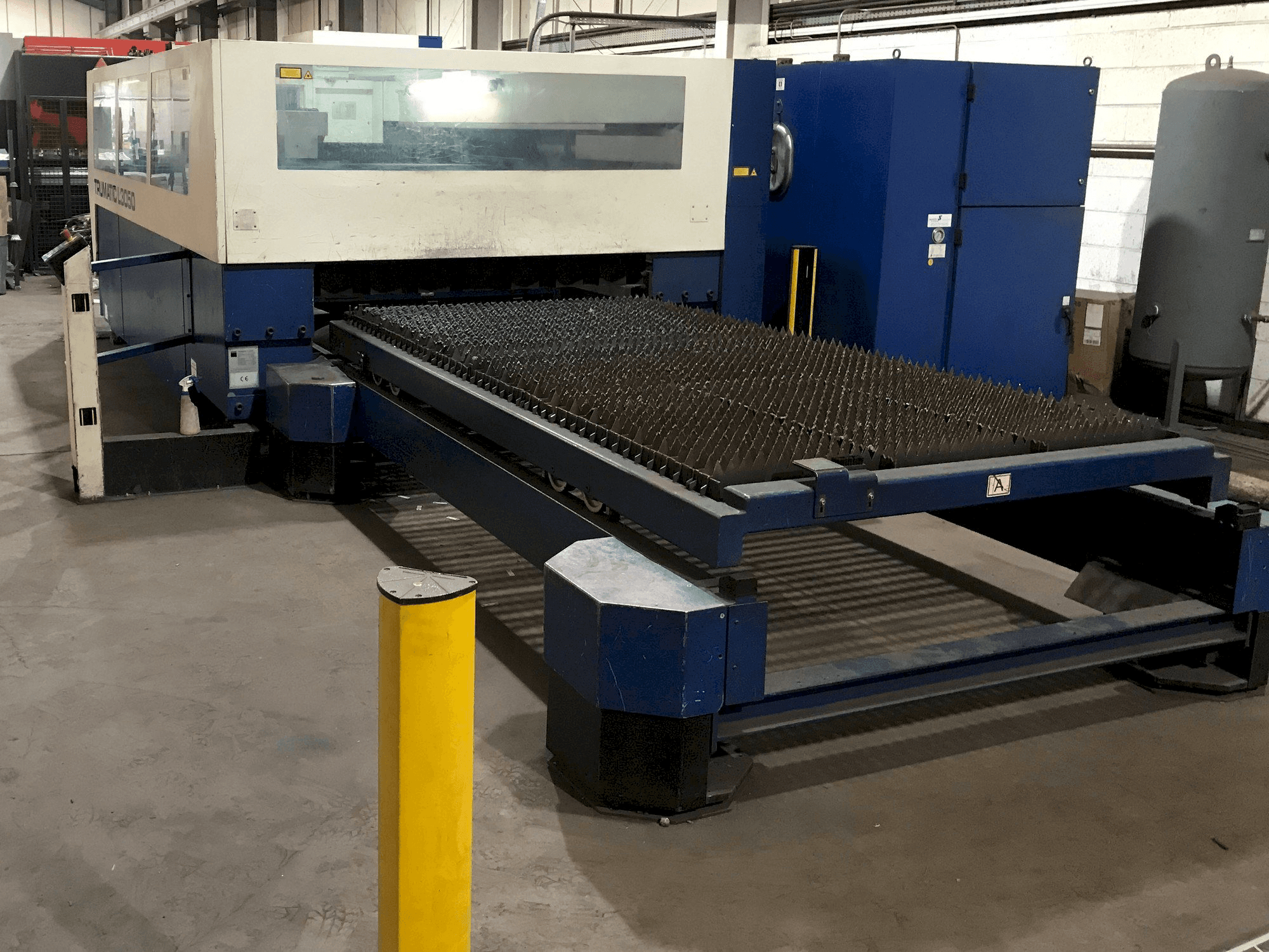 Vista frontal de la máquina Trumpf Trumatic L3050