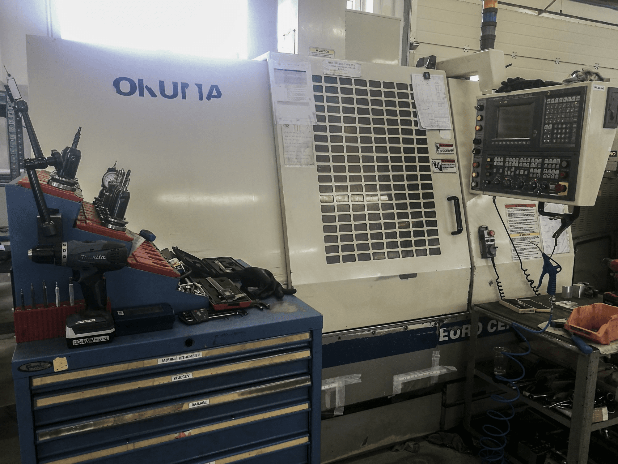 Vista frontal de la máquina Okuma EURO CENTER V50