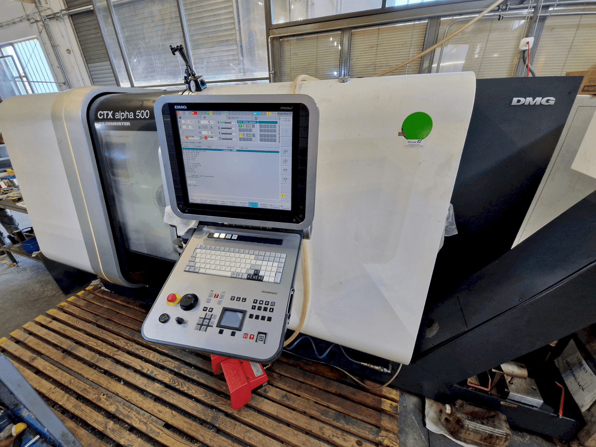 Vista frontal de la máquina DMG MORI CTX ALPHA 500 V6