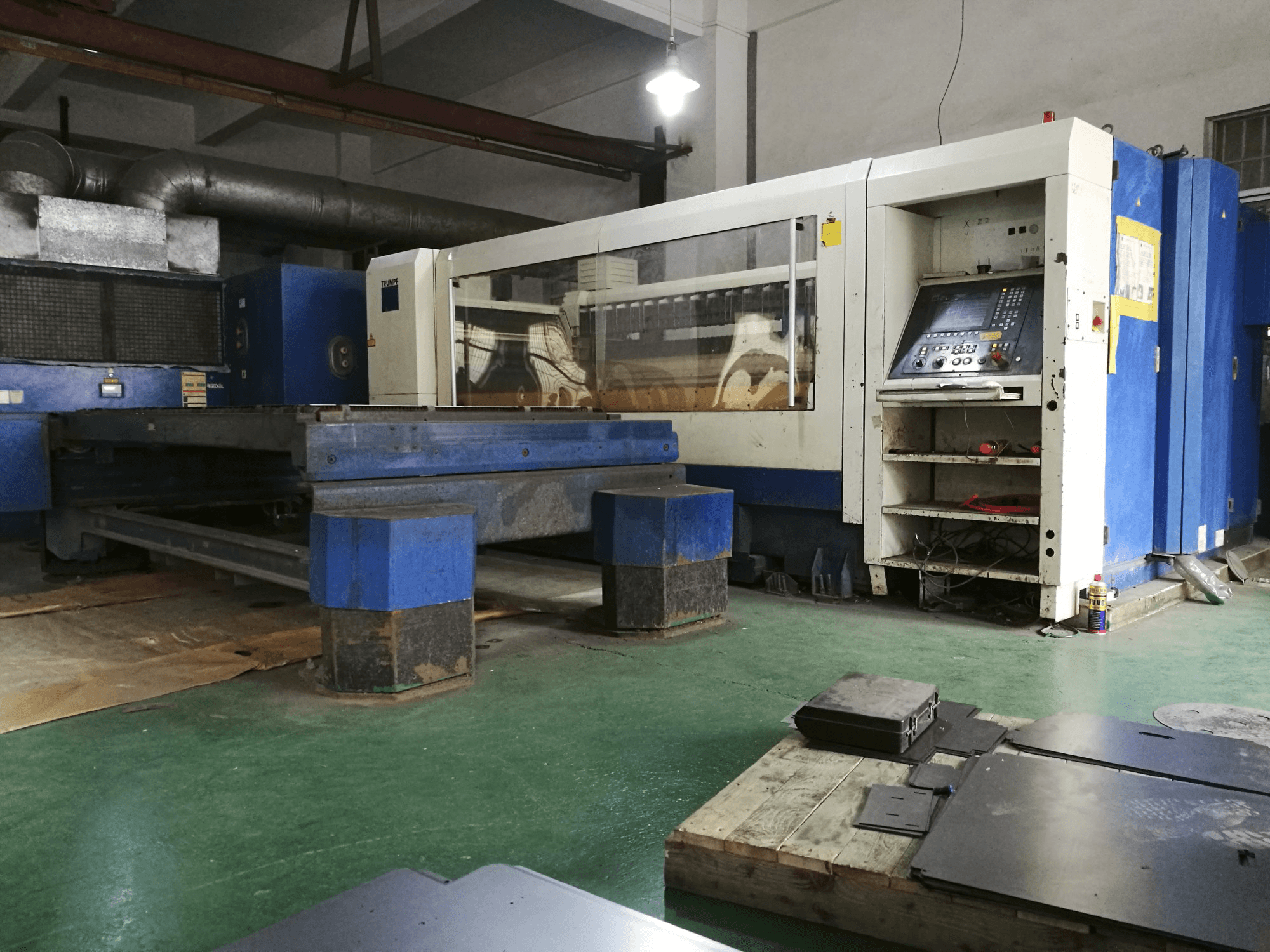 Vista derecha de la máquina Trumpf TruLaser 2525