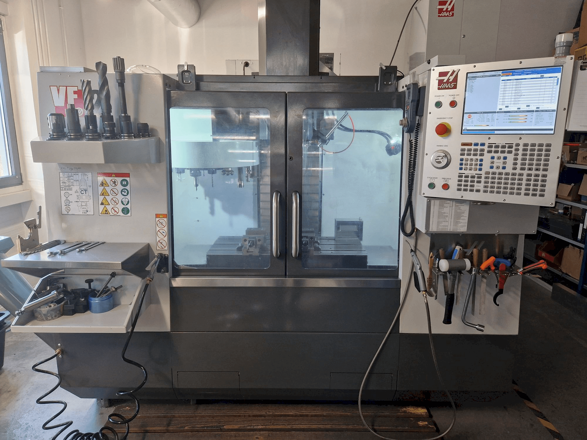 Vista frontal de la máquina HAAS VF-2