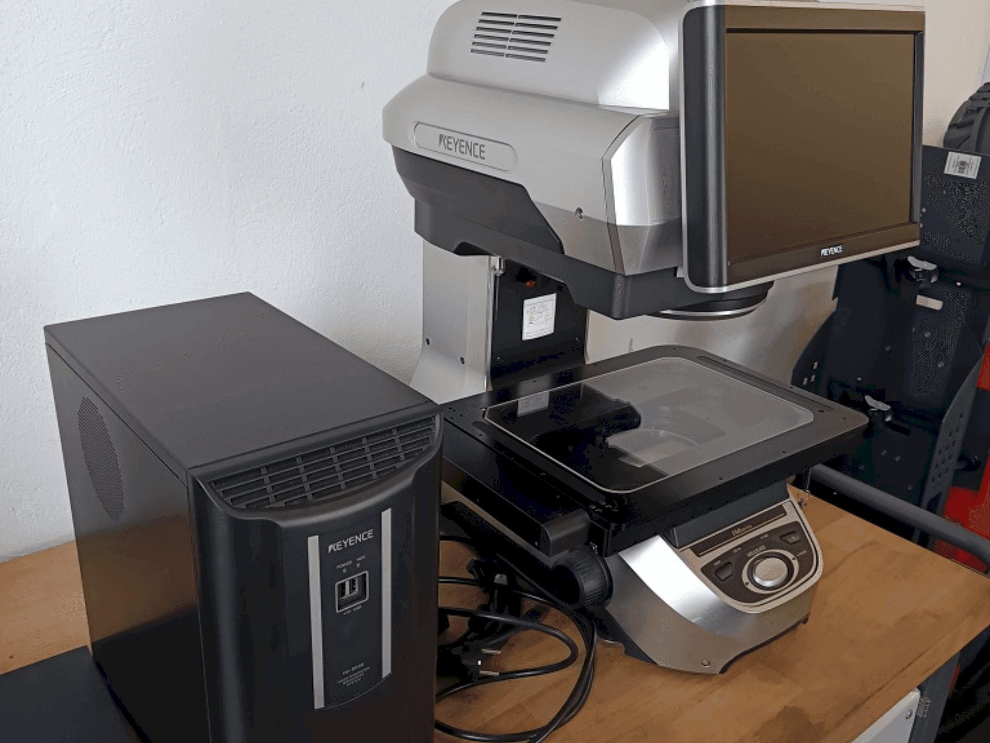 Vista frontal de la máquina KEYENCE 8030T