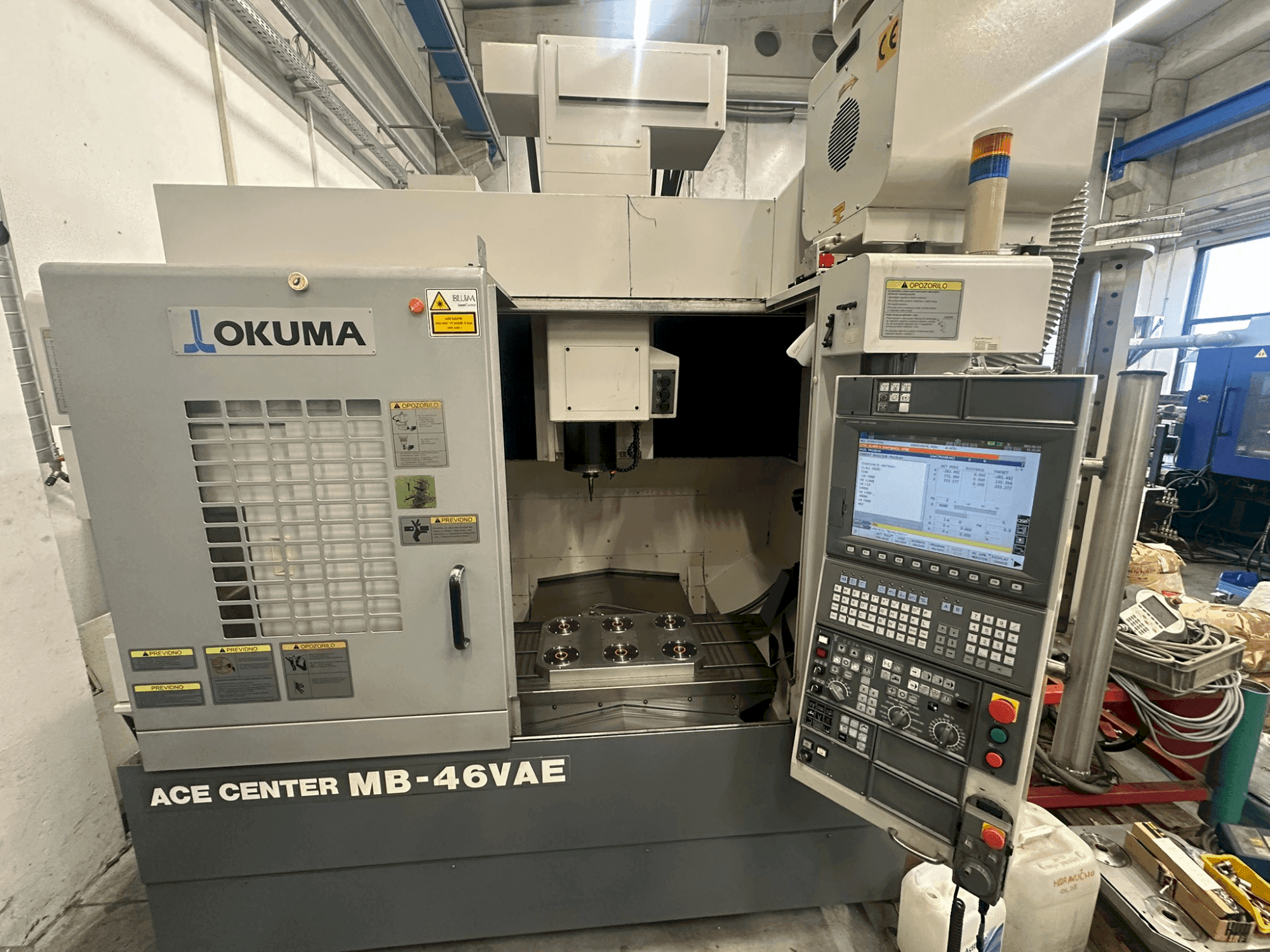 Vista frontal de la máquina Okuma MA-46 VAE