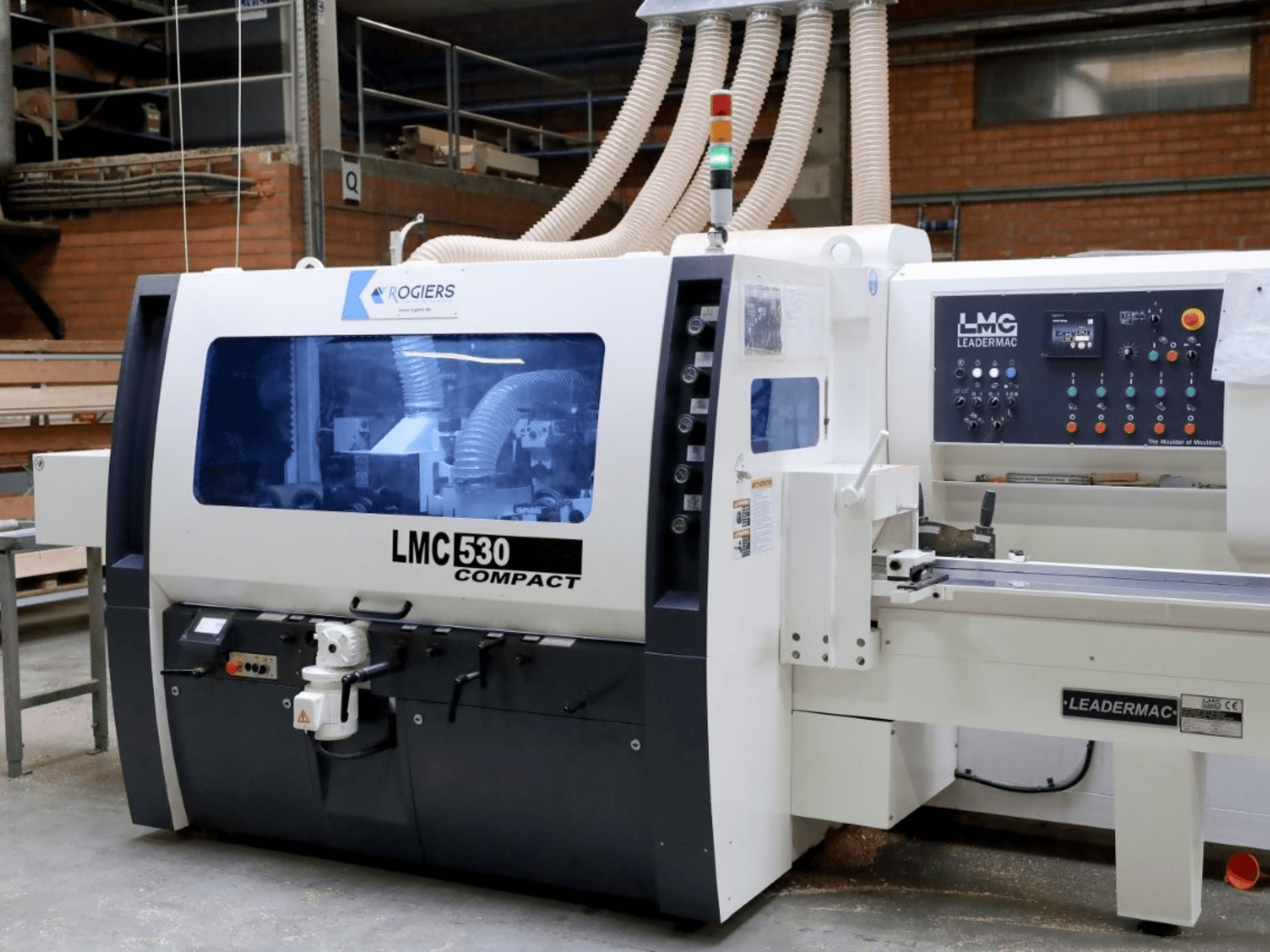 LEADERMAC LMC 530 Máquina compacta para trabajar la madera; la vista frontal muestra los controles, la extracción de polvo y las características del área de trabajo.
