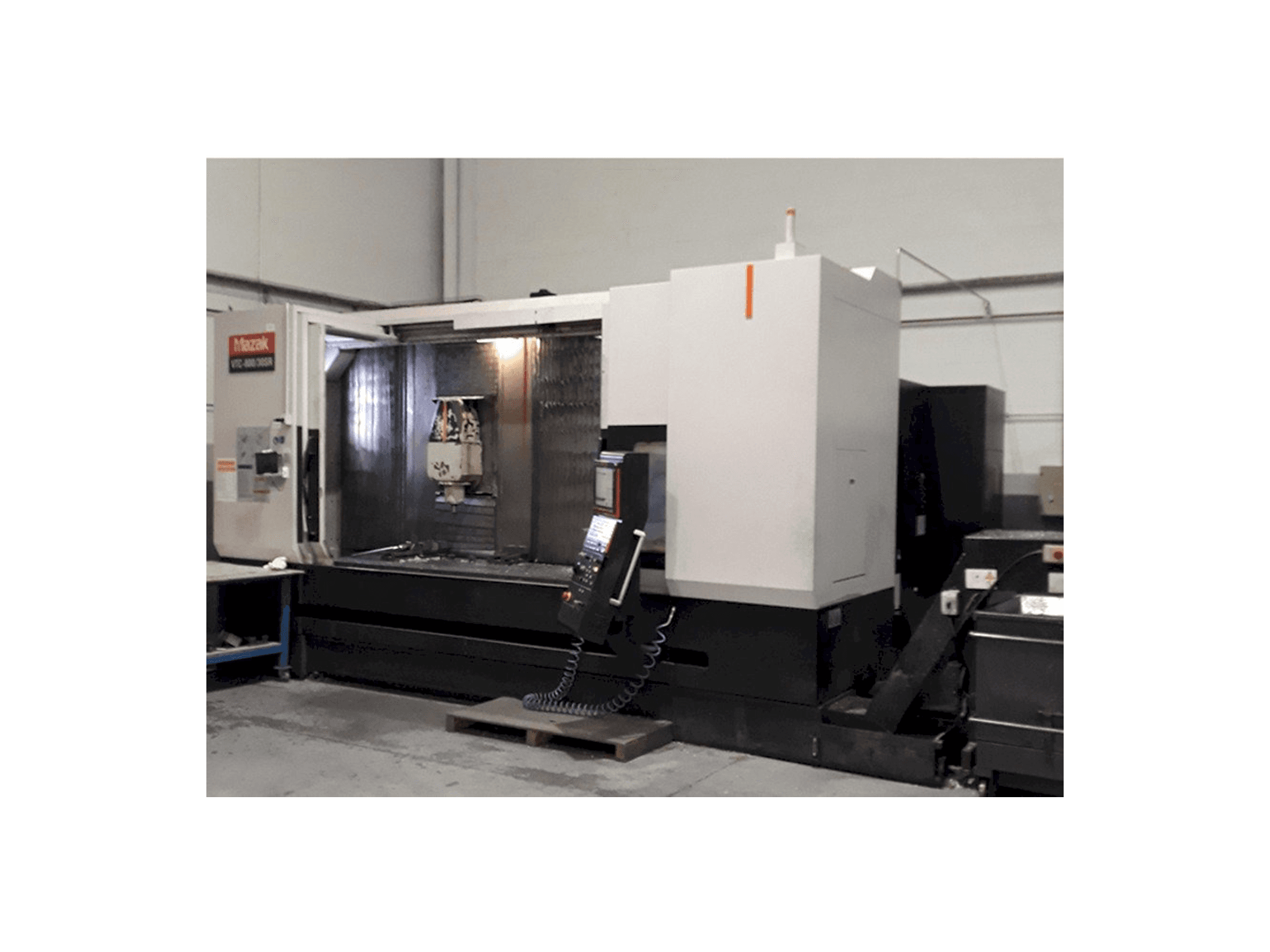 Vista frontal de la máquina Mazak 800-30 SR