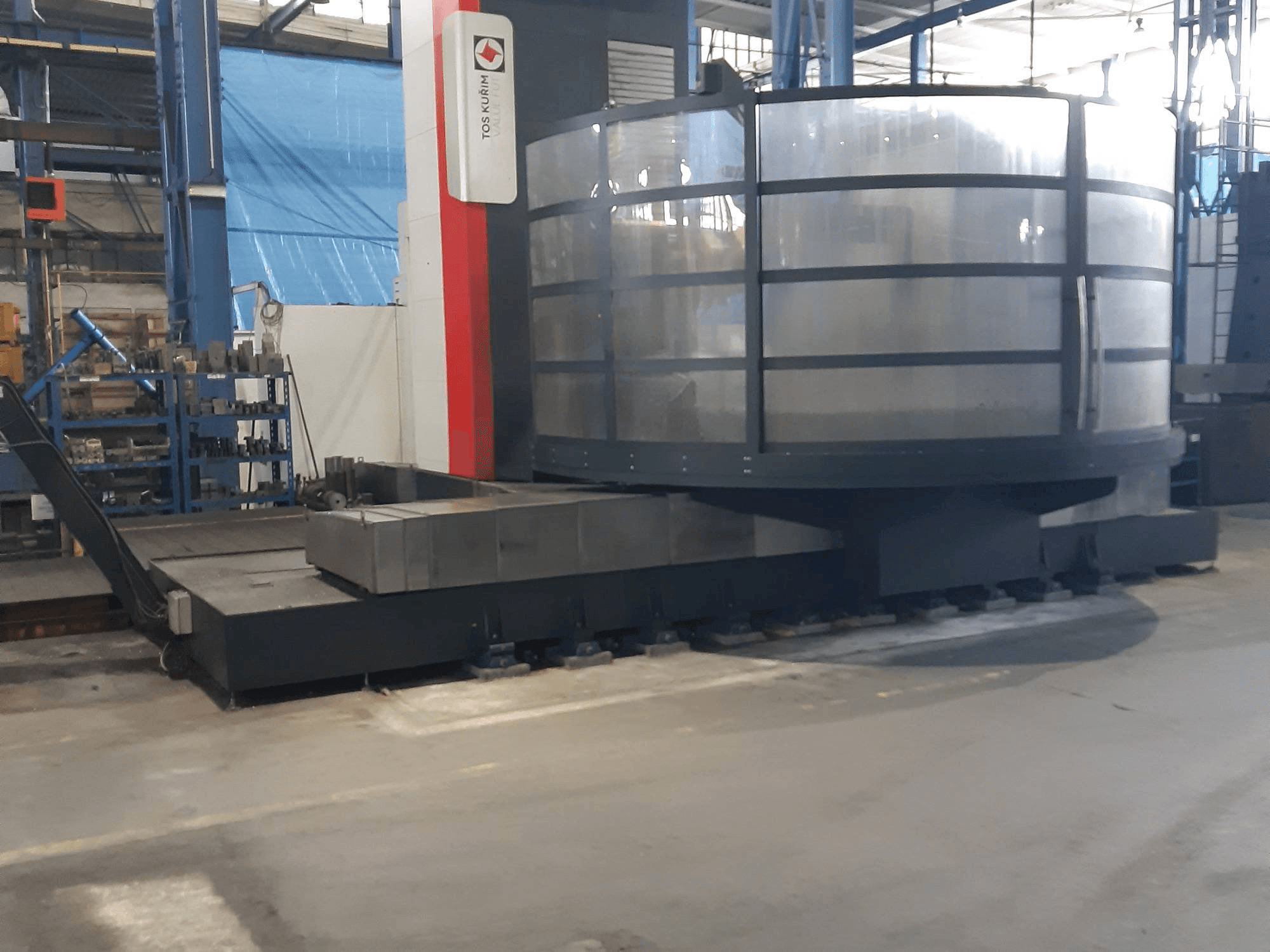 Vista frontal de la máquina TOS Kurim FUT 150