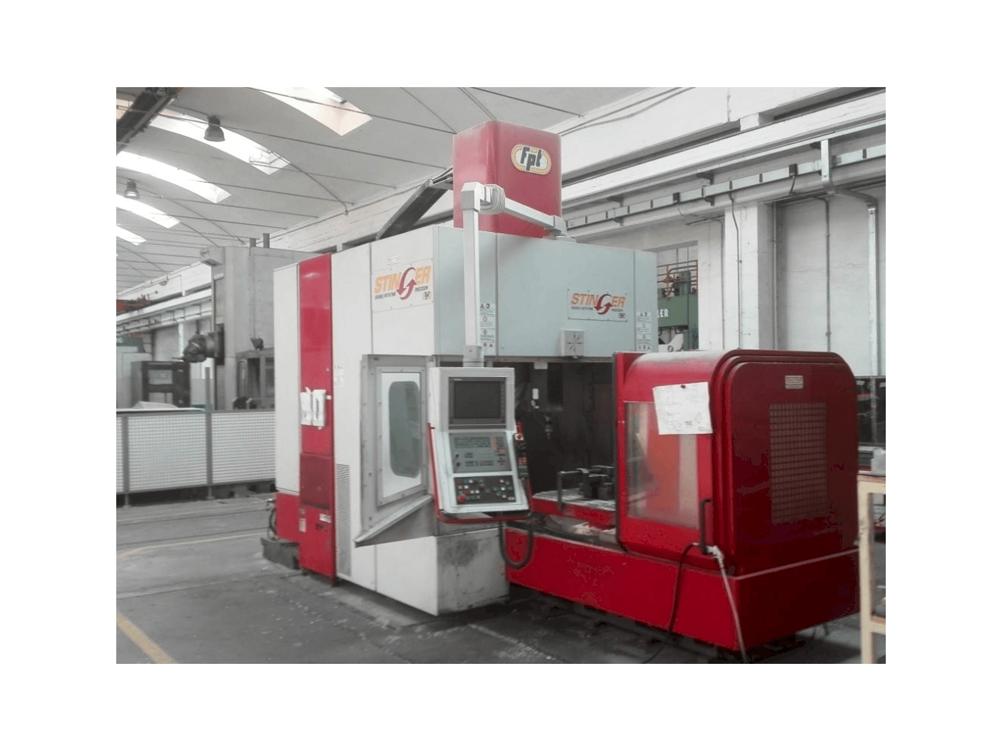 Vista frontal de la máquina FPT Stinger