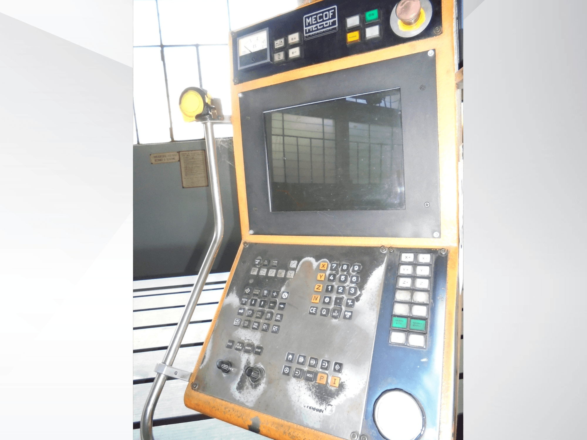 Panel de control Mecof con pantalla digital, botones y mandos; vista frontal que muestra el desgaste de los controles.