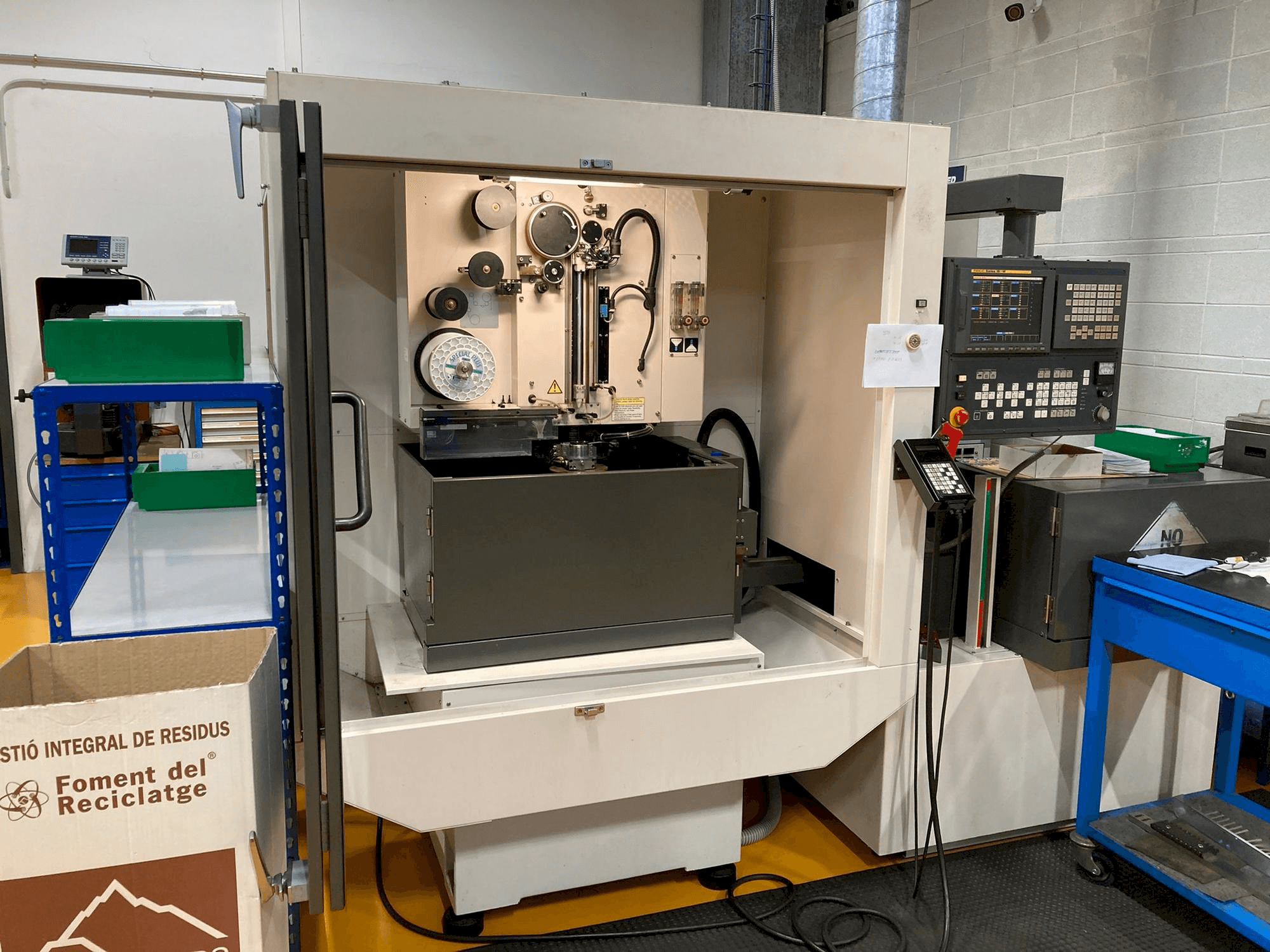 Vista frontal de la máquina FANUC Robocut Alpha-0iA