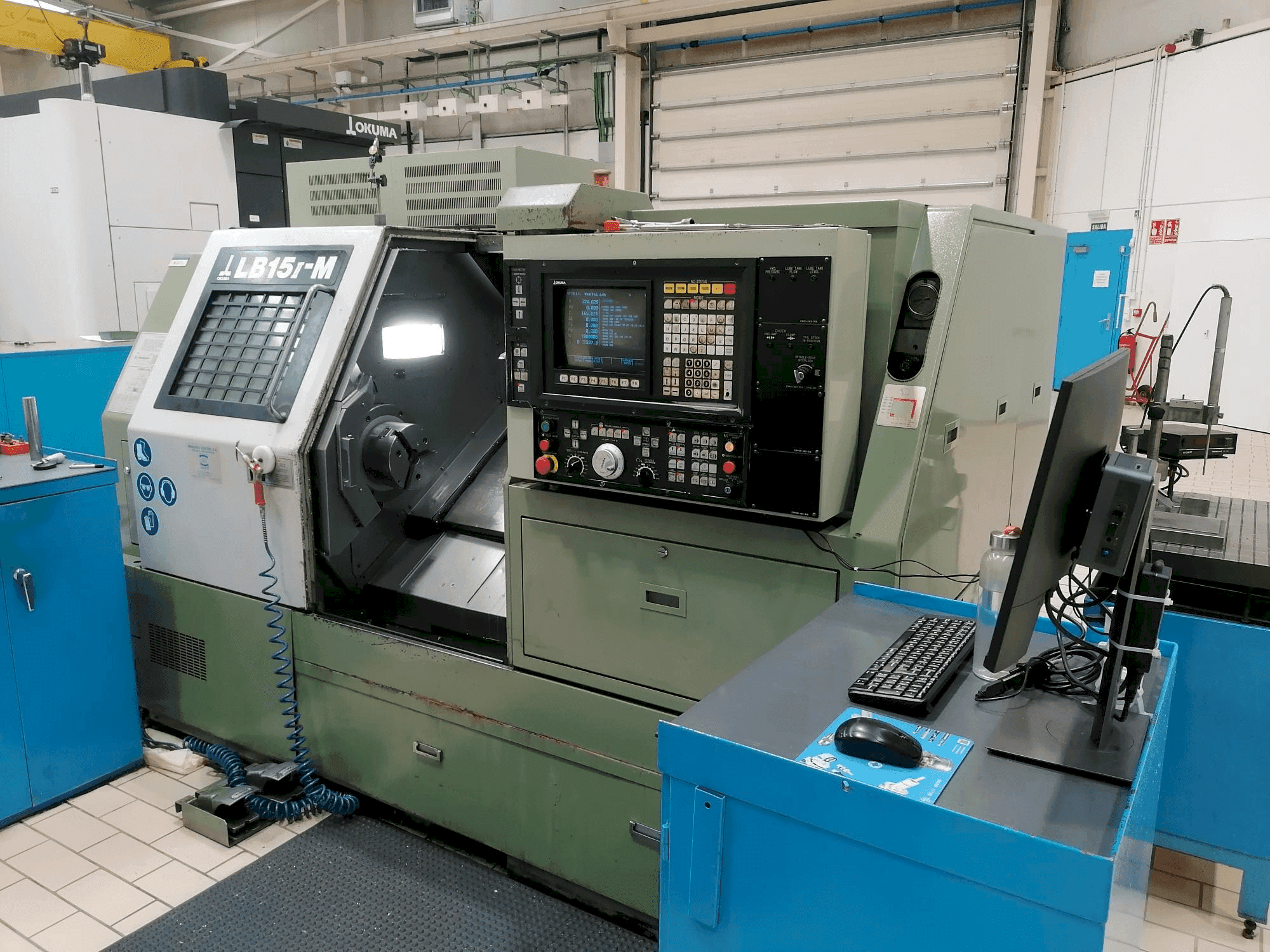 Vista frontal de la máquina Okuma LB15-M