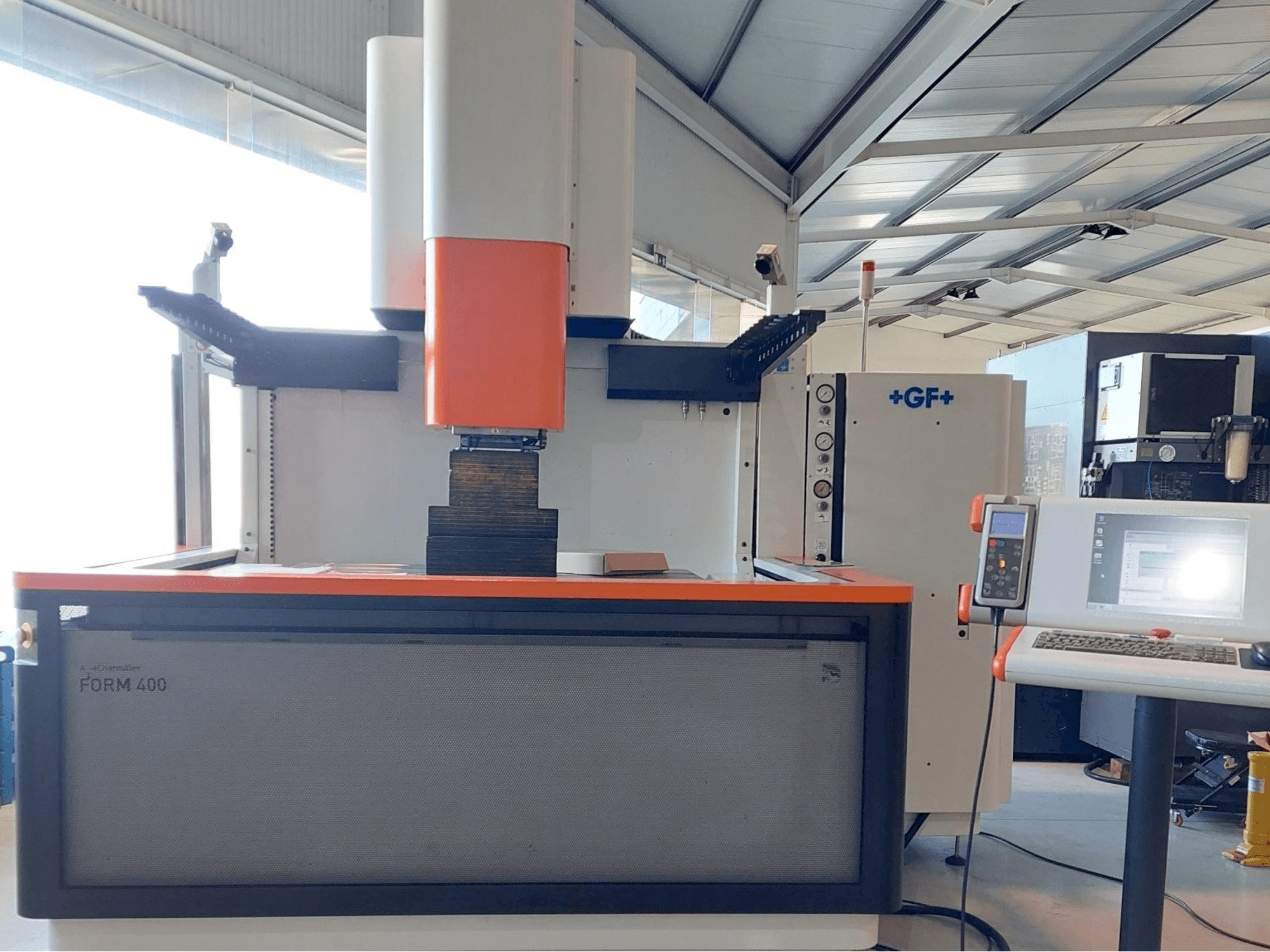 Vista frontal de la máquina AgieCharmilles FORM 400