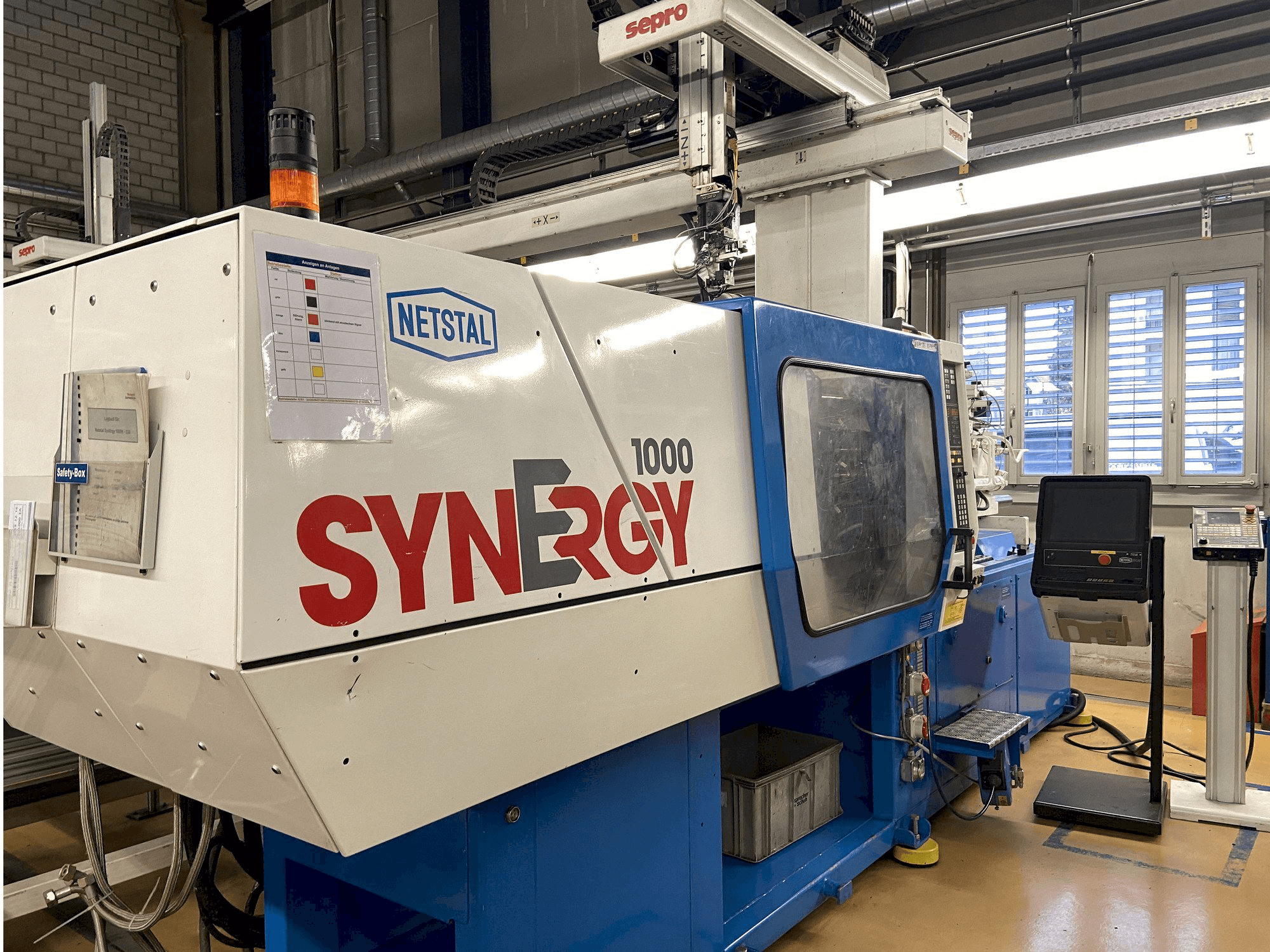 Vista frontal de la máquina Netstal SYNERGY 1000-230