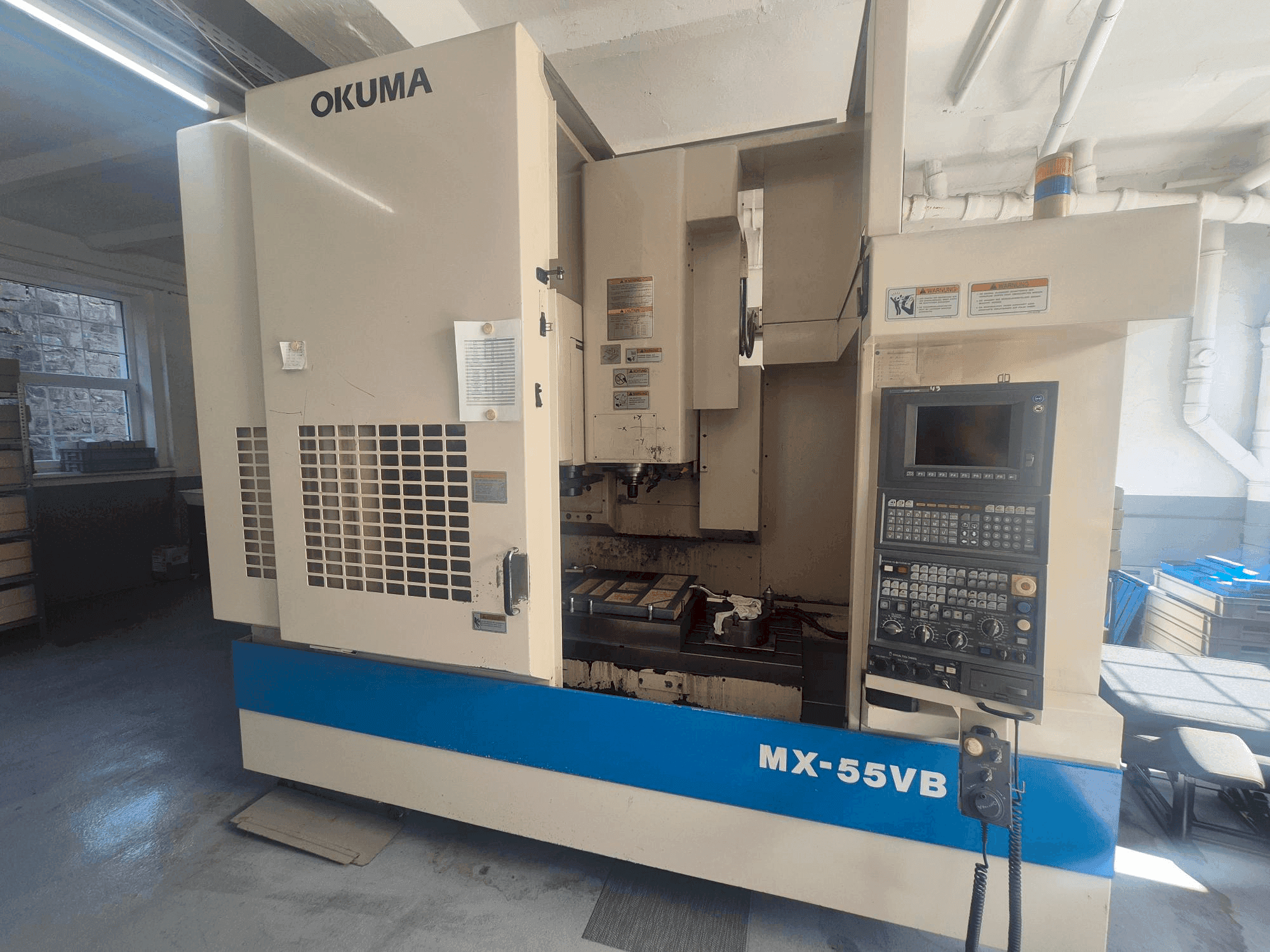 Vista frontal de la máquina Okuma MX-55VB