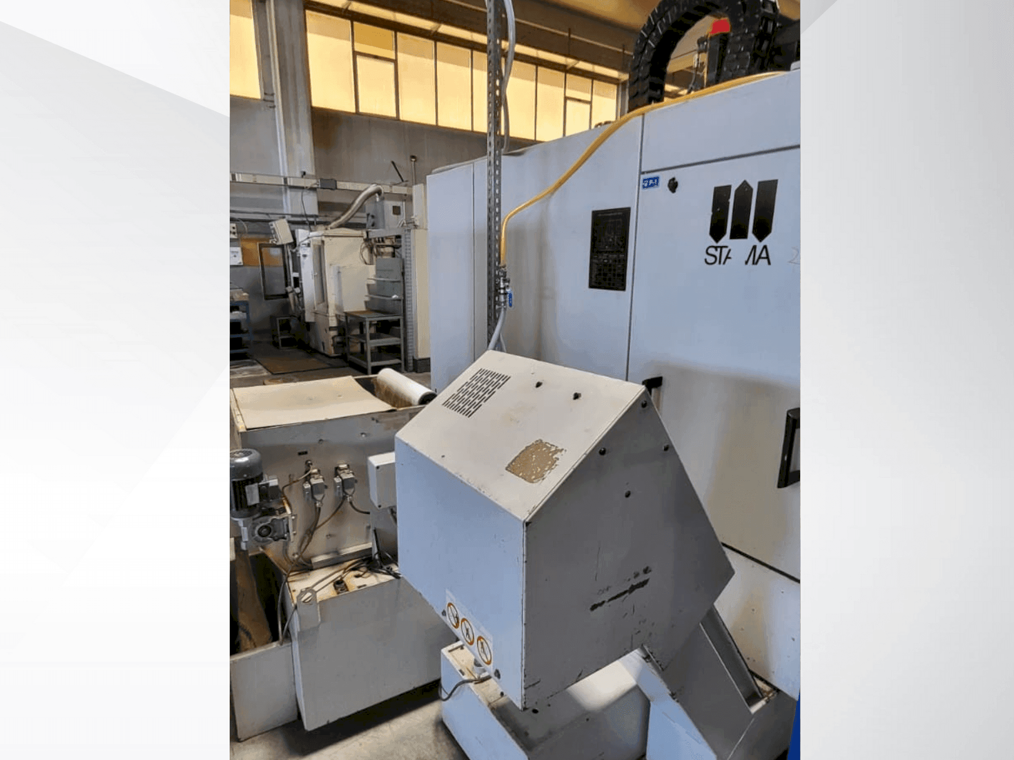 Vista frontal de la máquina STAMA MC325