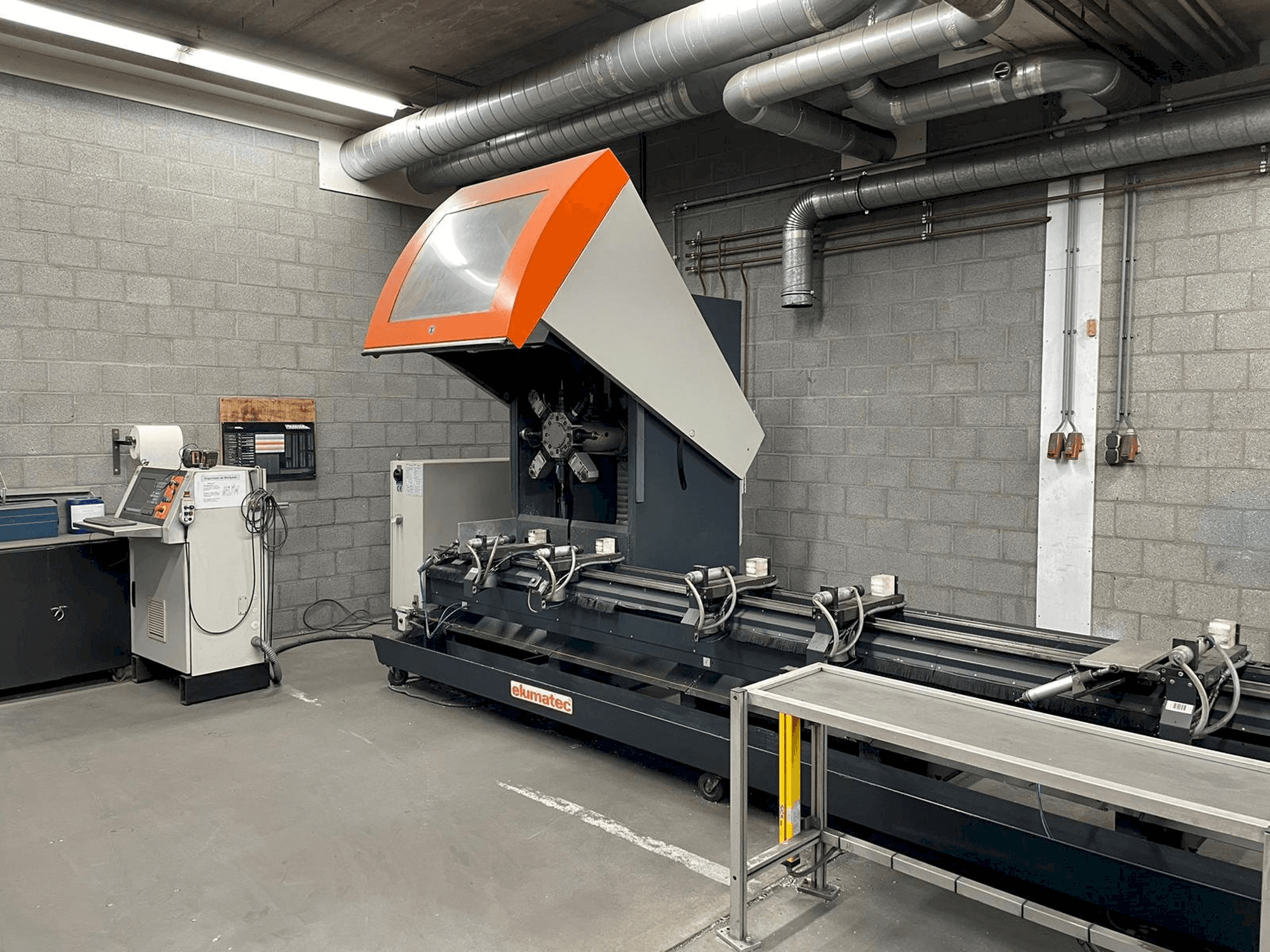 Vista frontal de la máquina Elumatec RBF 8