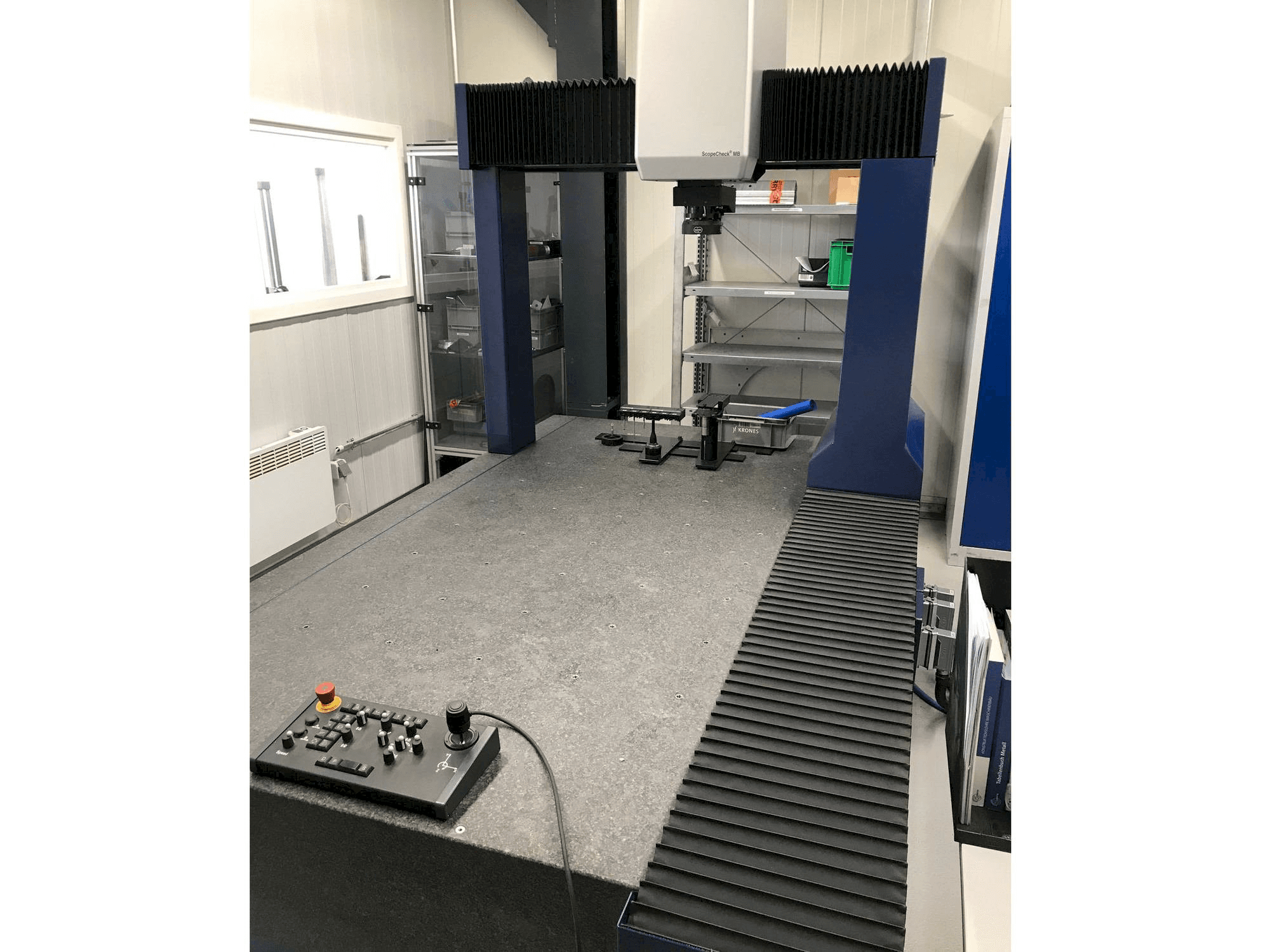 Vista frontal de la máquina Werth ScopeCheck MB/Z 800/1500/700 3D CNC