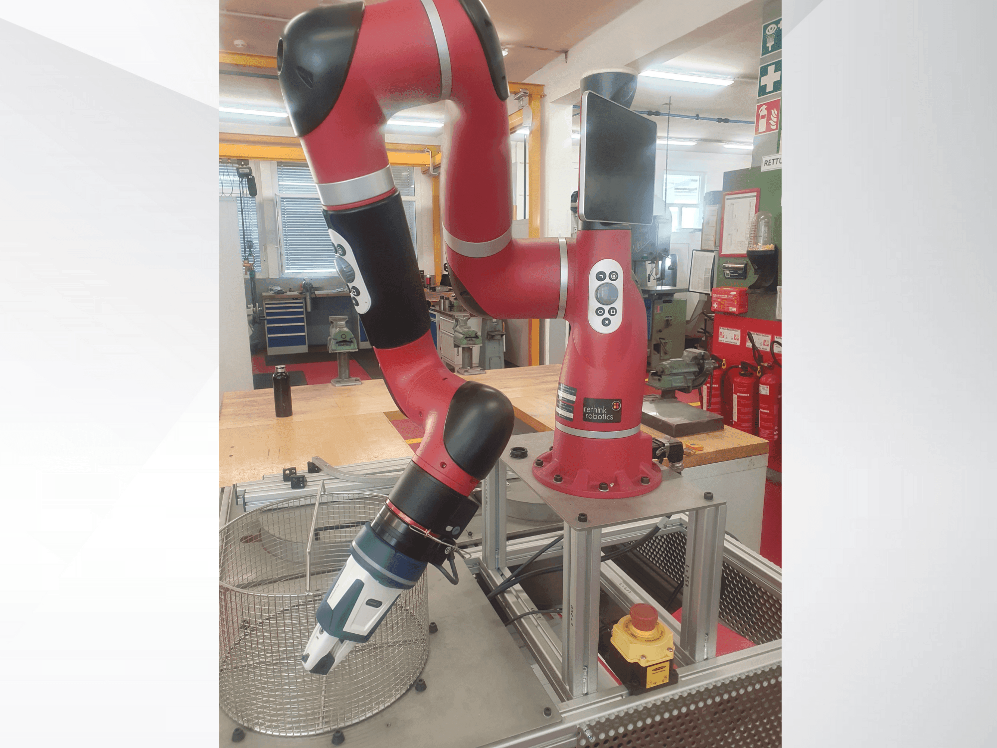 Vista frontal de la máquina RETHINK Robotics Sawyer
