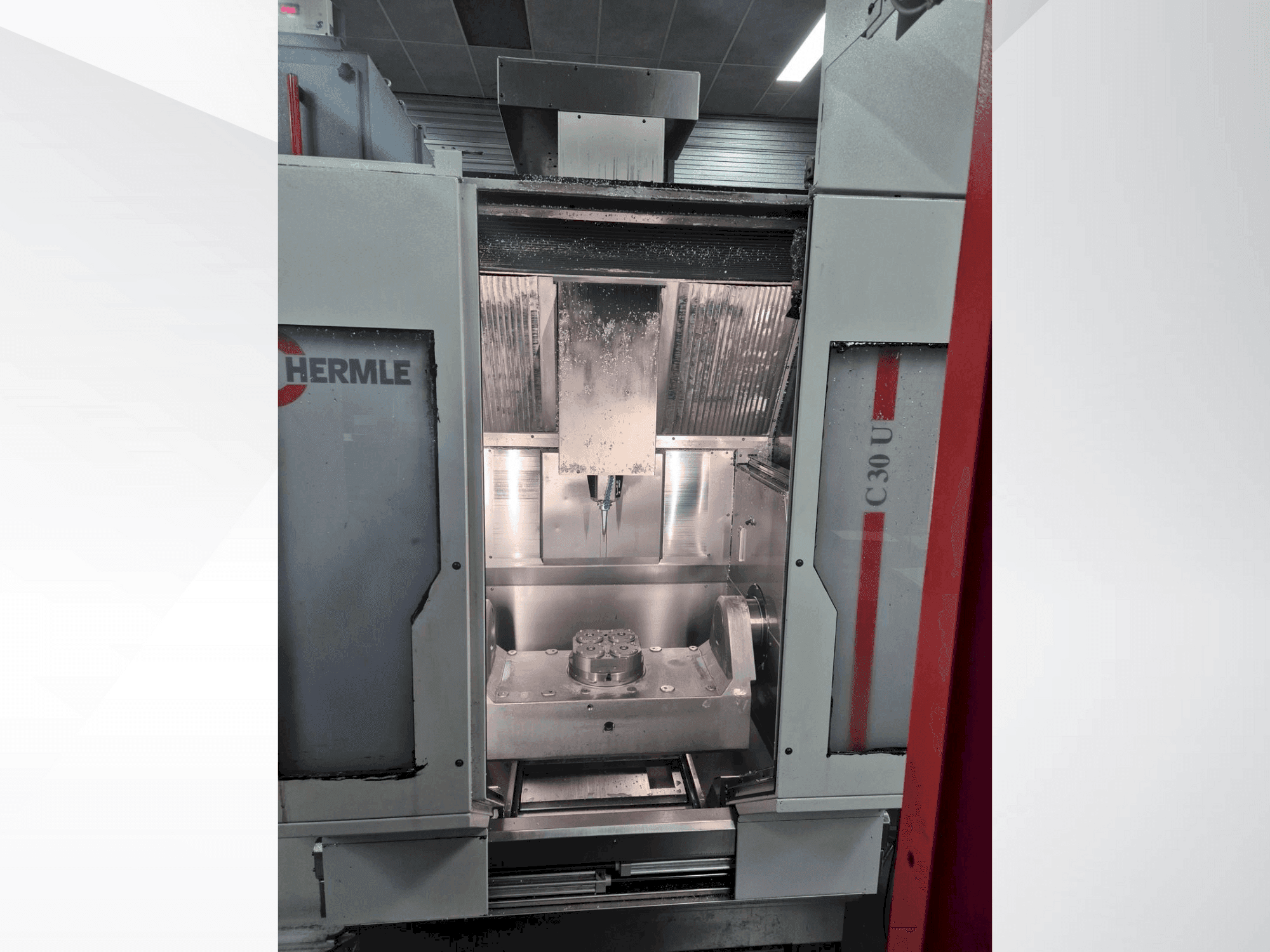 Vista frontal de la máquina HERMLE C30U + RS Automation