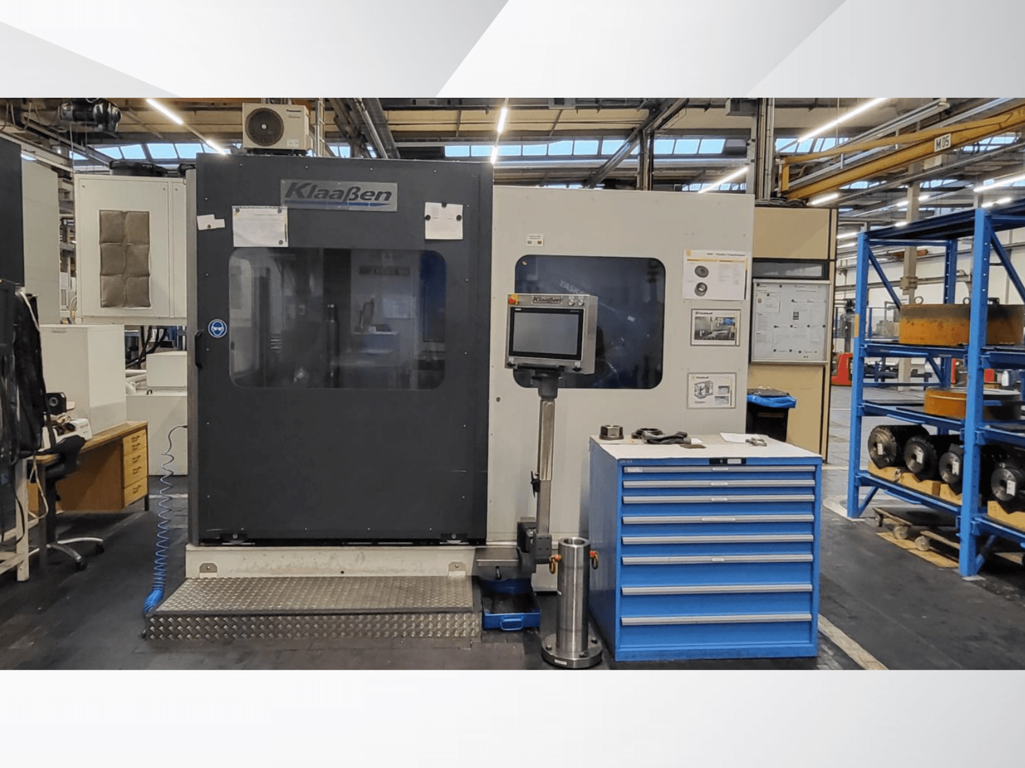 Máquina desbarbadora KLAASSEN RZE12, vista frontal, en la que se aprecian el panel de control, la unidad de cajones adyacente y detalles del espacio de trabajo.