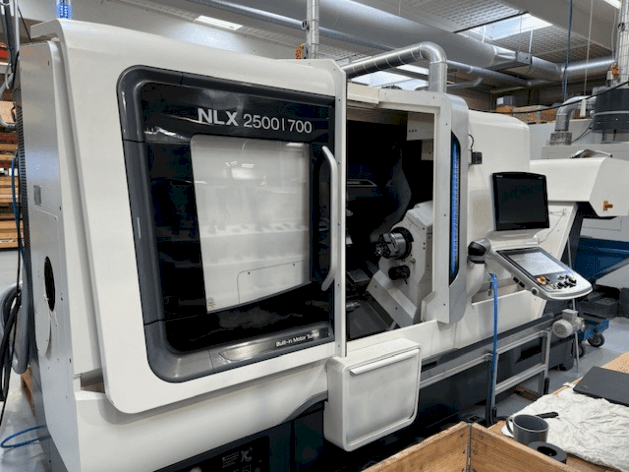 Vista frontal de la máquina DMG MORI NLX2500SY/700