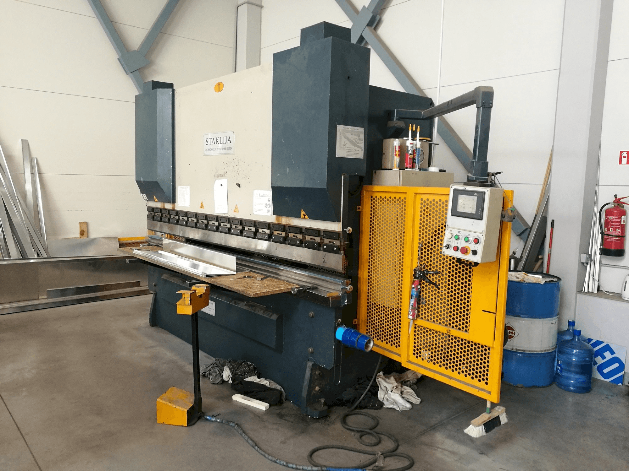 Vista frontal de la máquina Staklija WC67K-100x3200