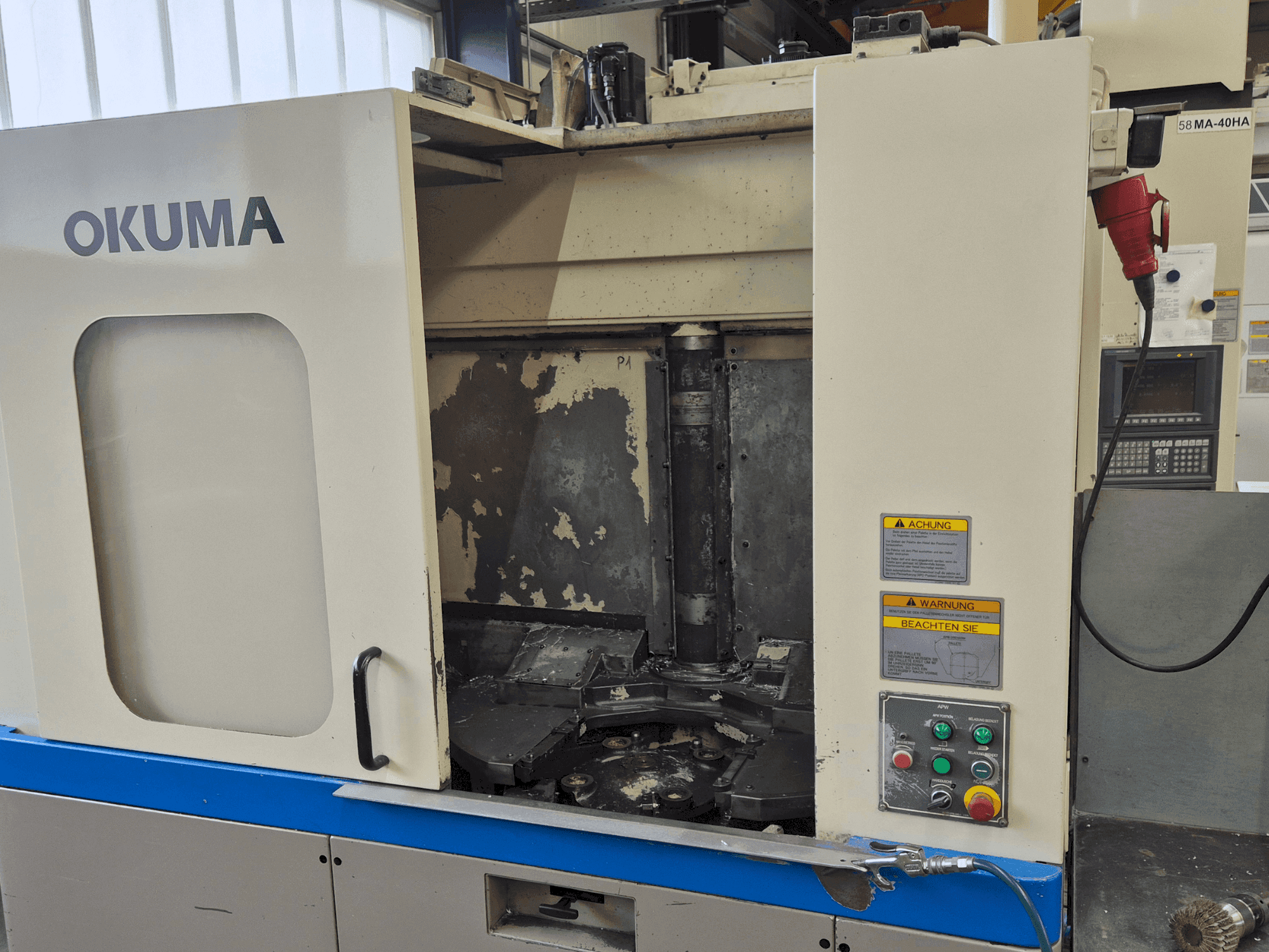 Vista frontal de la máquina Okuma MA-40HA