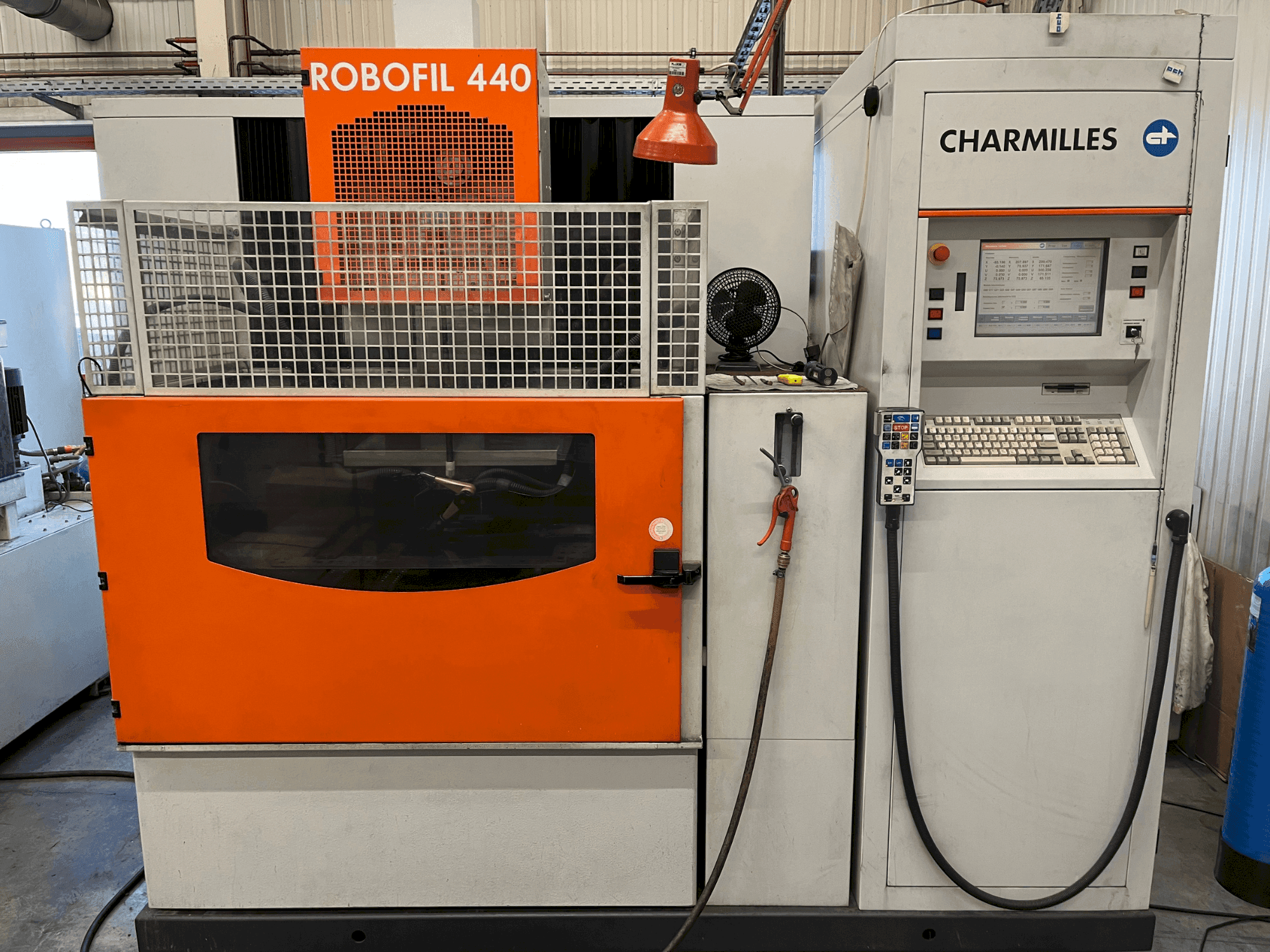 Vista frontal de la máquina CHARMILLES Robofil 440