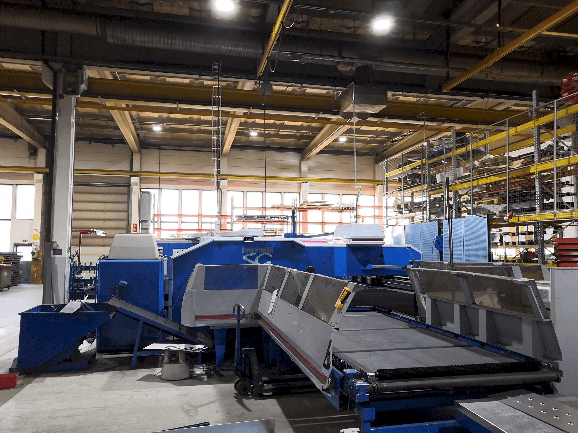 Vista frontal de la máquina Finn-Power SG6