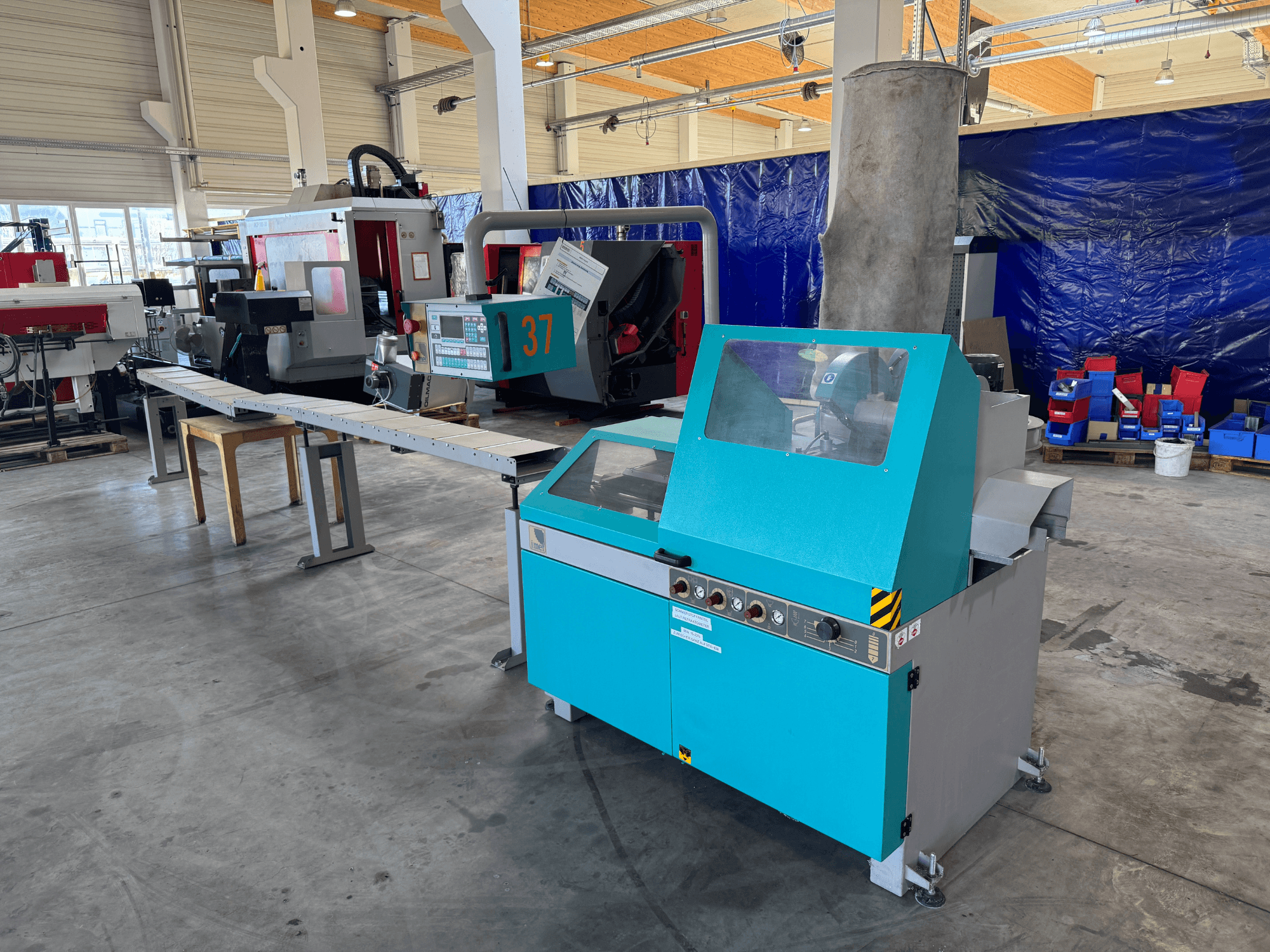 Sierra circular de metal Imet VELOX 350 AF-ENC en un taller, vista frontal mostrando el panel de control y el sistema de extracción de polvo.