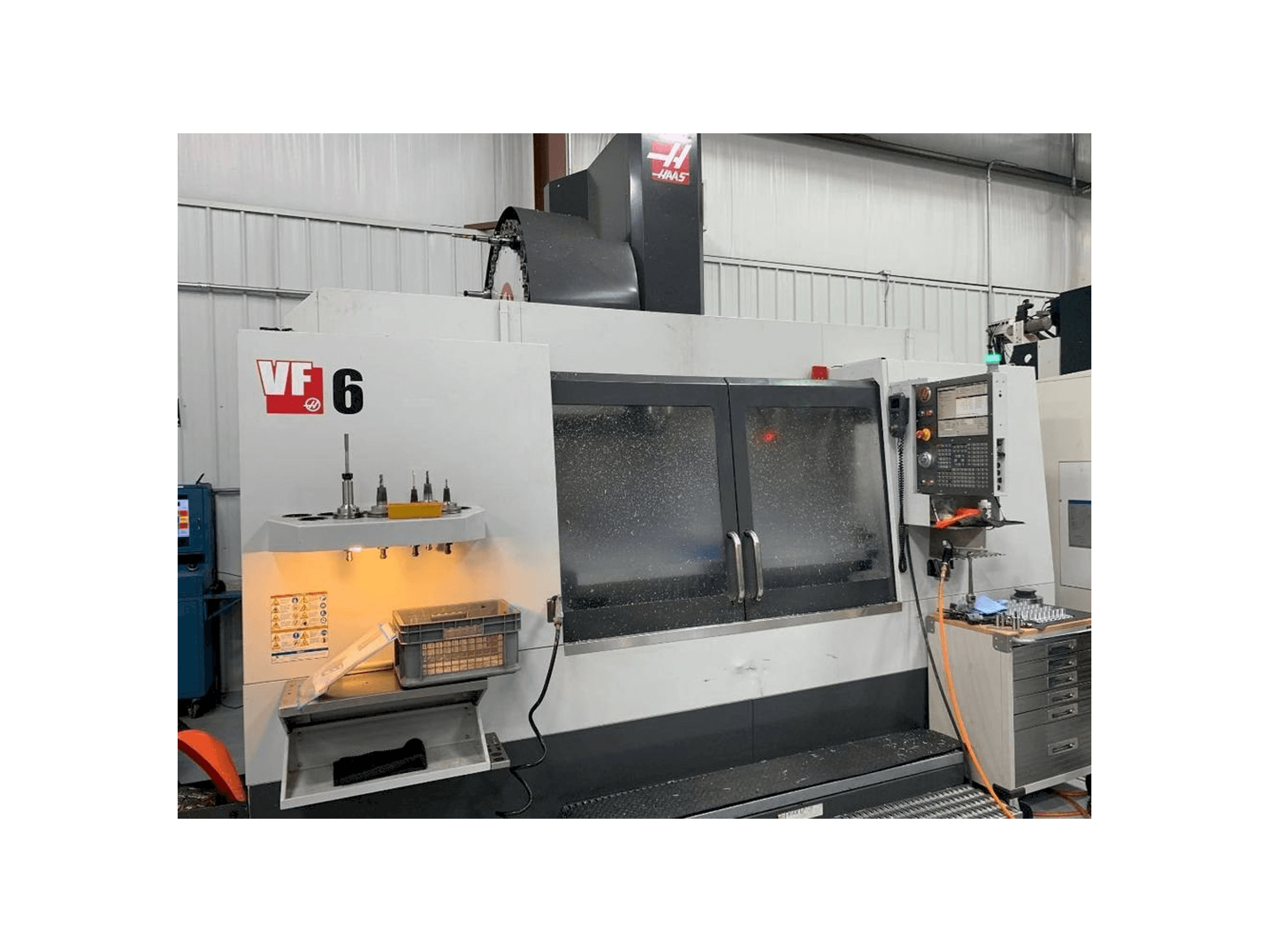 Vista frontal de la máquina HAAS VF-6/50
