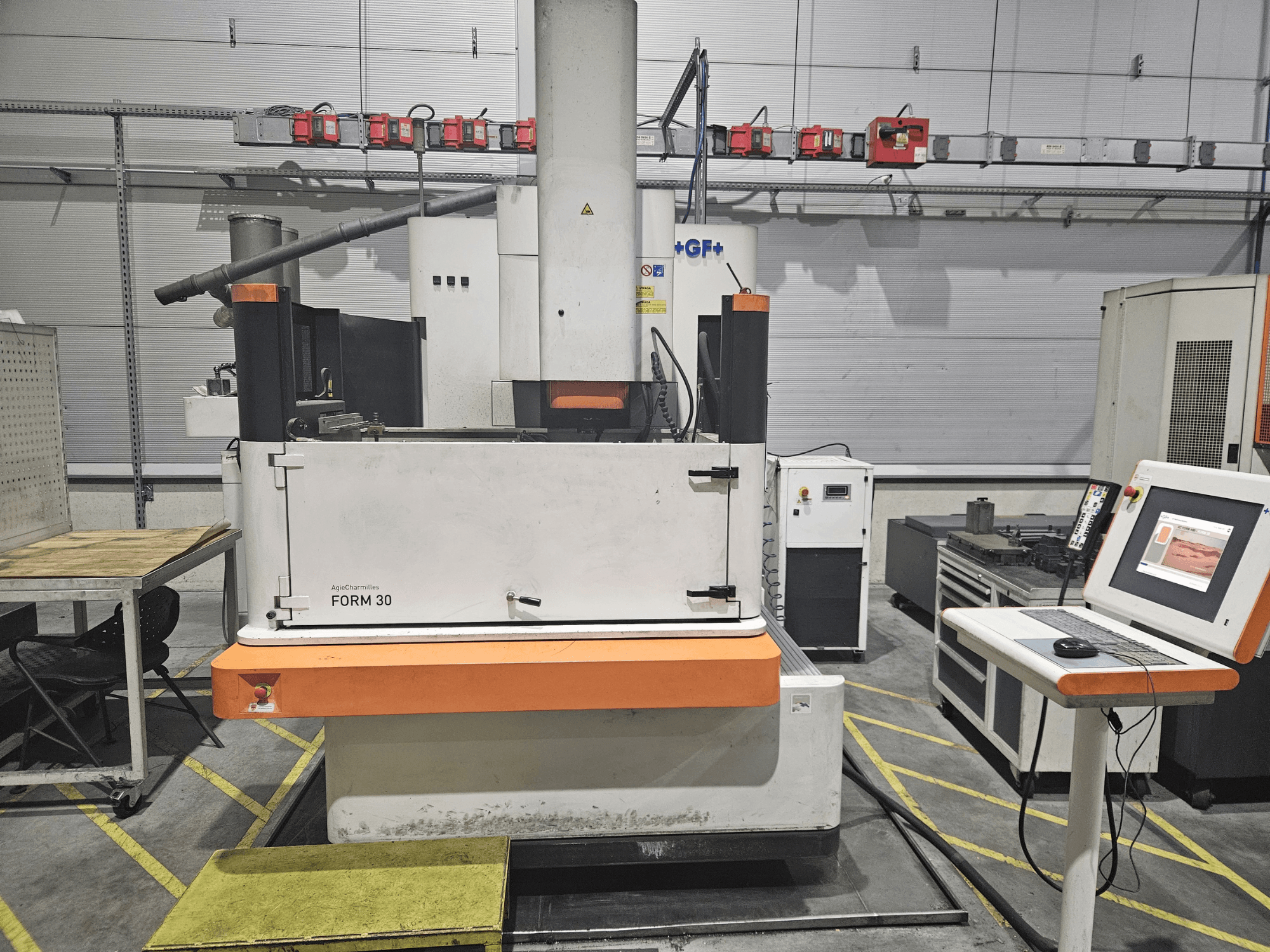 Máquina ApeqChemicals FORM 30 en un taller, vista frontal con panel de control y mesa de trabajo a un lado.