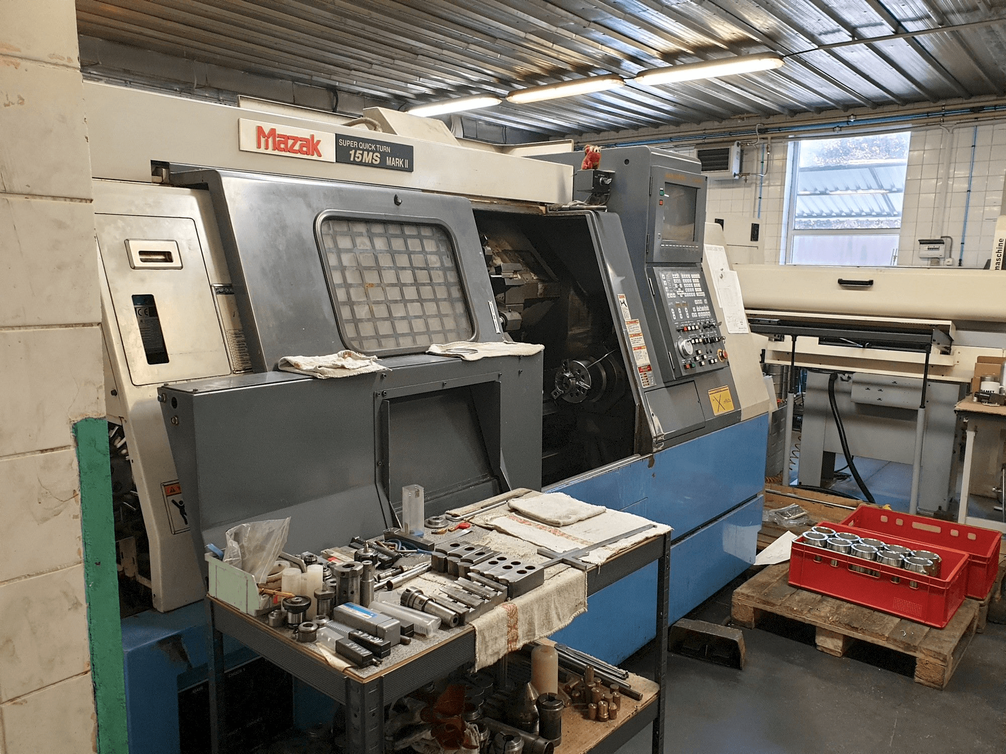 Vista frontal de la máquina Mazak SQT 15MS