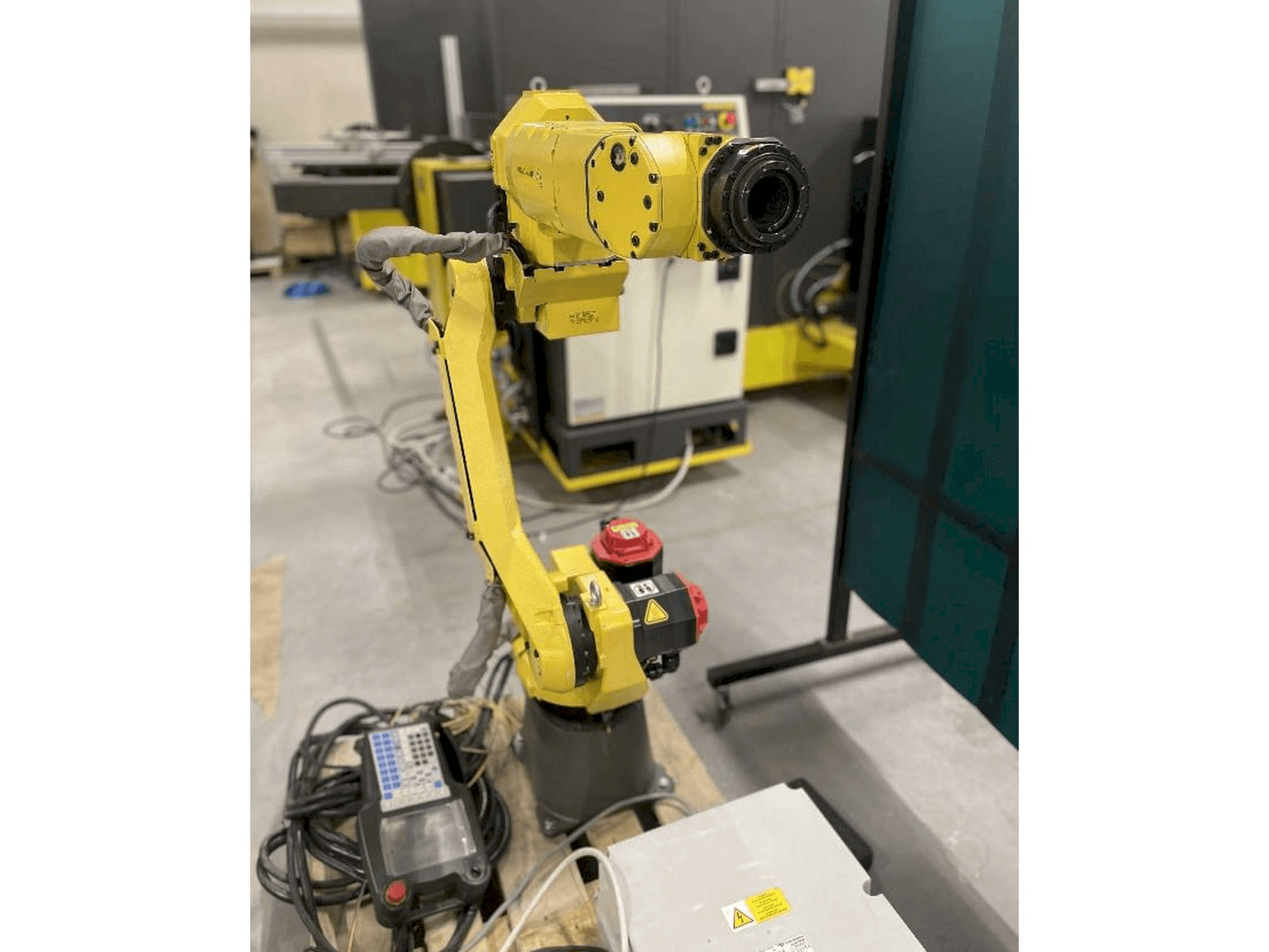 Vista frontal de la máquina FANUC M10iA/12