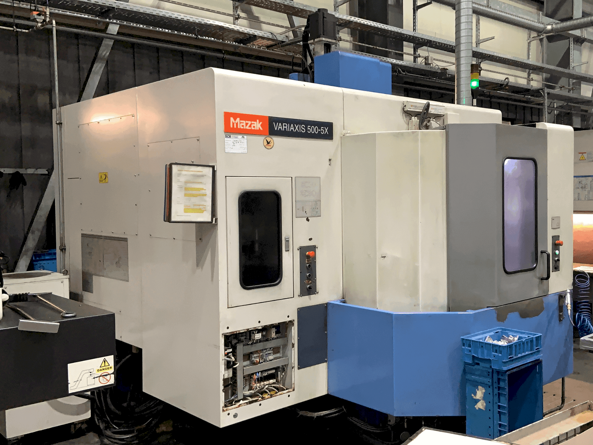 Vista frontal de la máquina Mazak VARIAXIS 500 5X