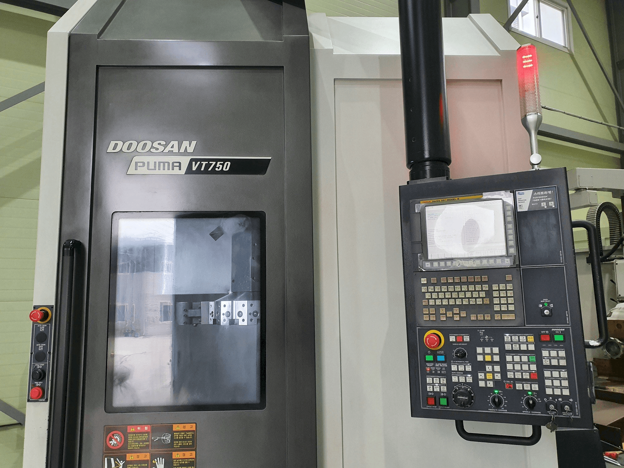 Vista frontal de la máquina Doosan VT750