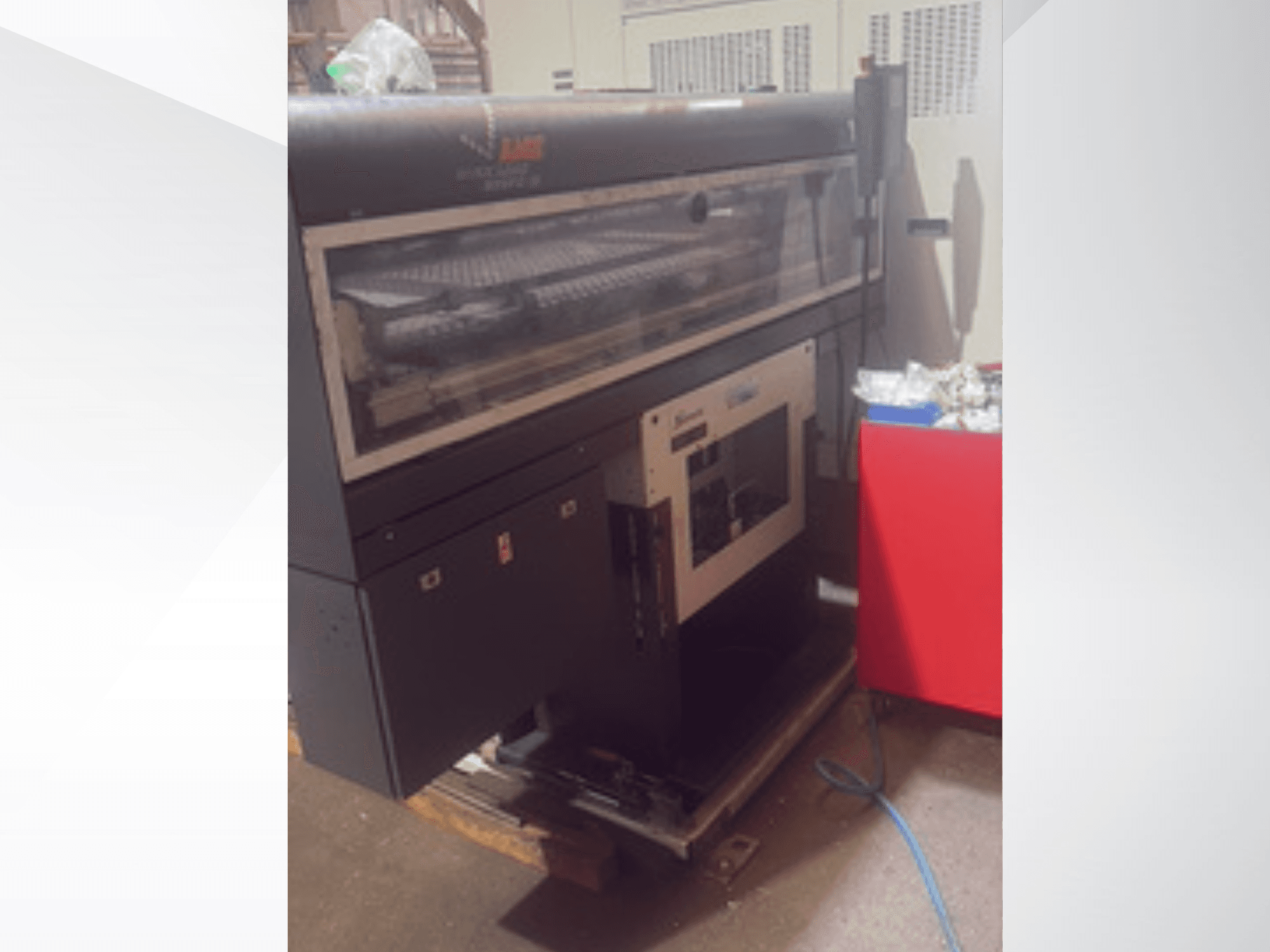 Centro de torneado y fresado CMZ TTL66, vista lateral en la que se aprecian el panel de control, las funciones operativas y los accesorios conectados en una estación de trabajo.