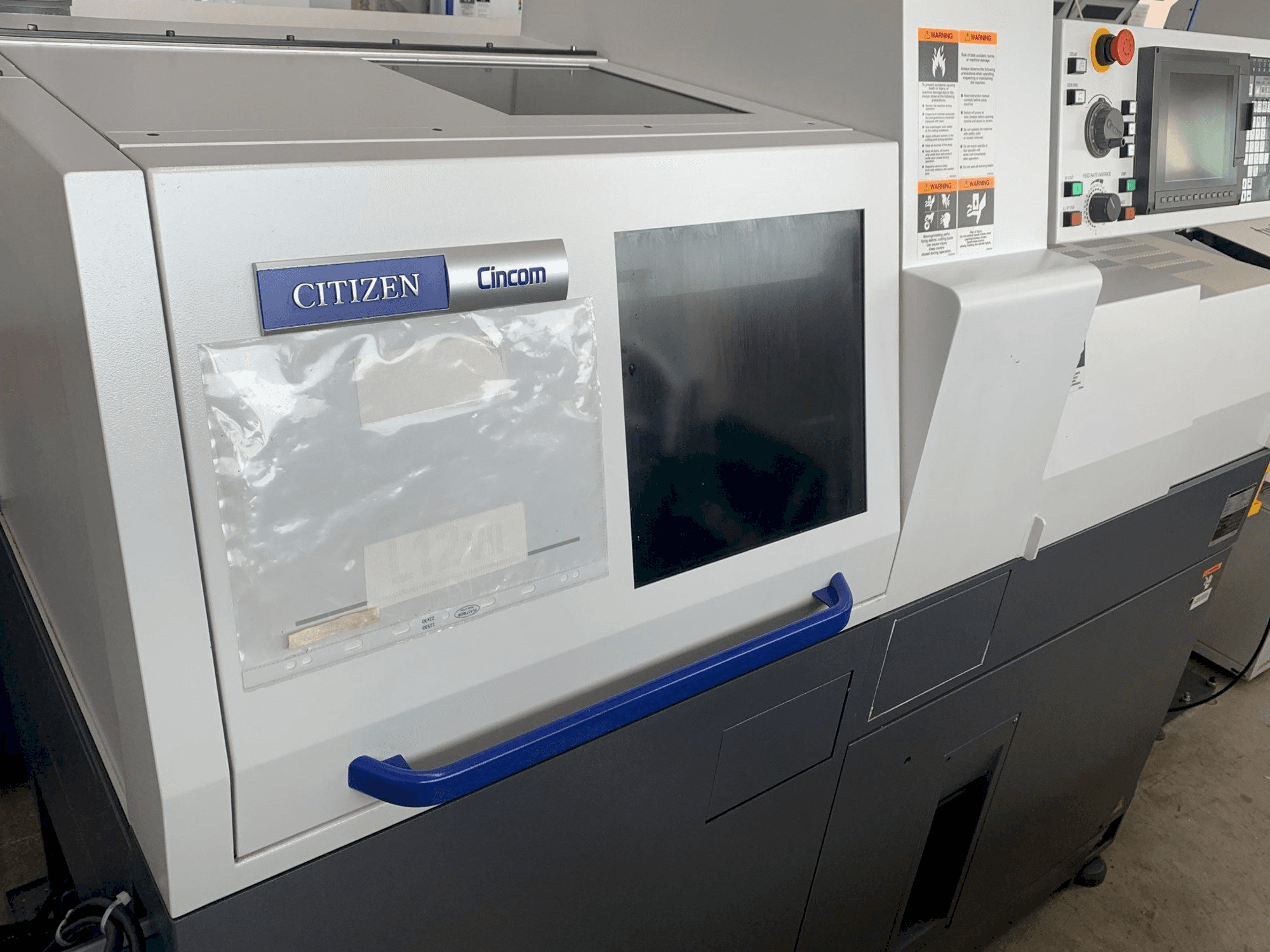 Vista frontal de la máquina Citizen Cincom L12