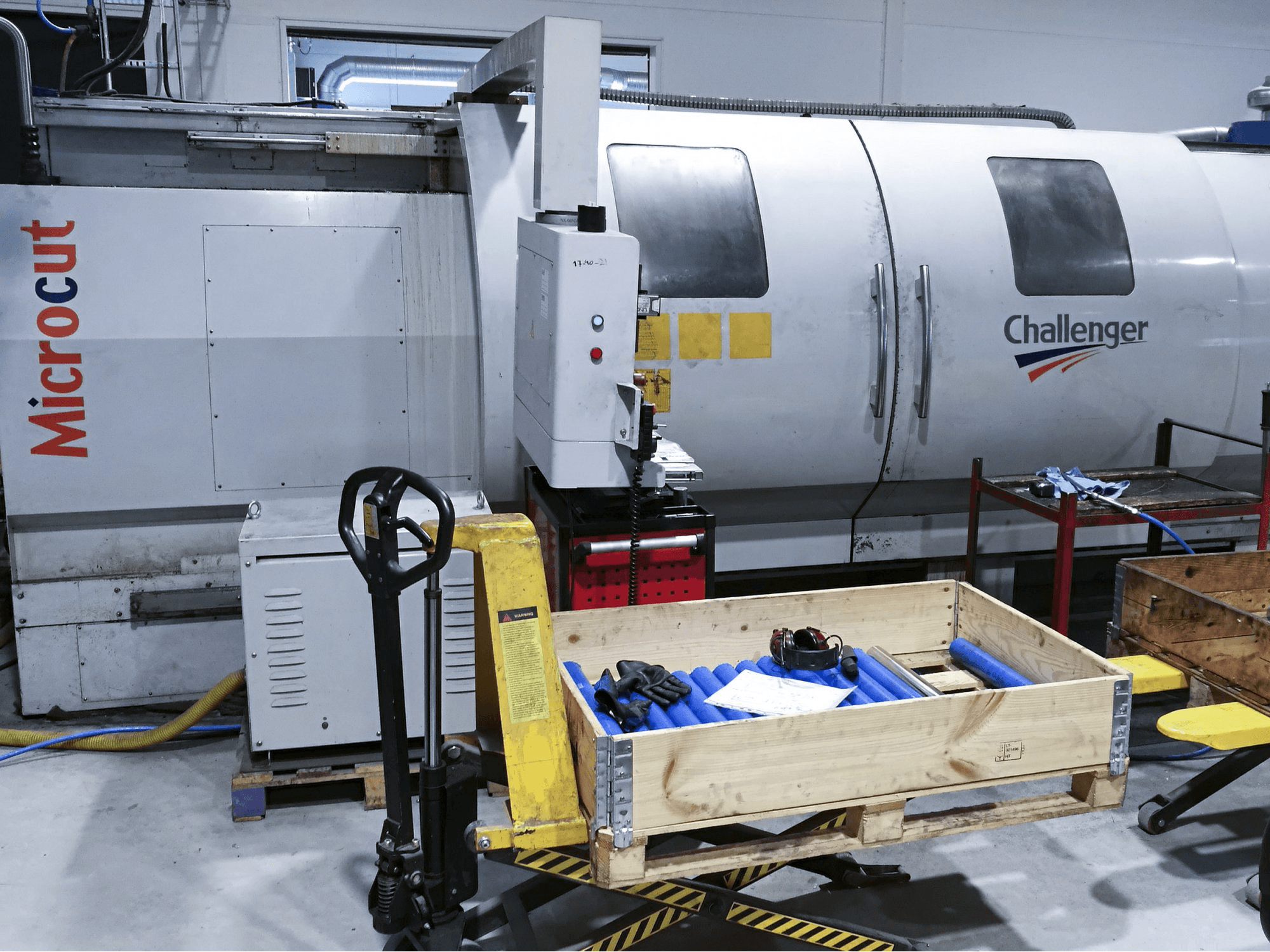 Vista frontal de la máquina MICROCUT BNC-30160X