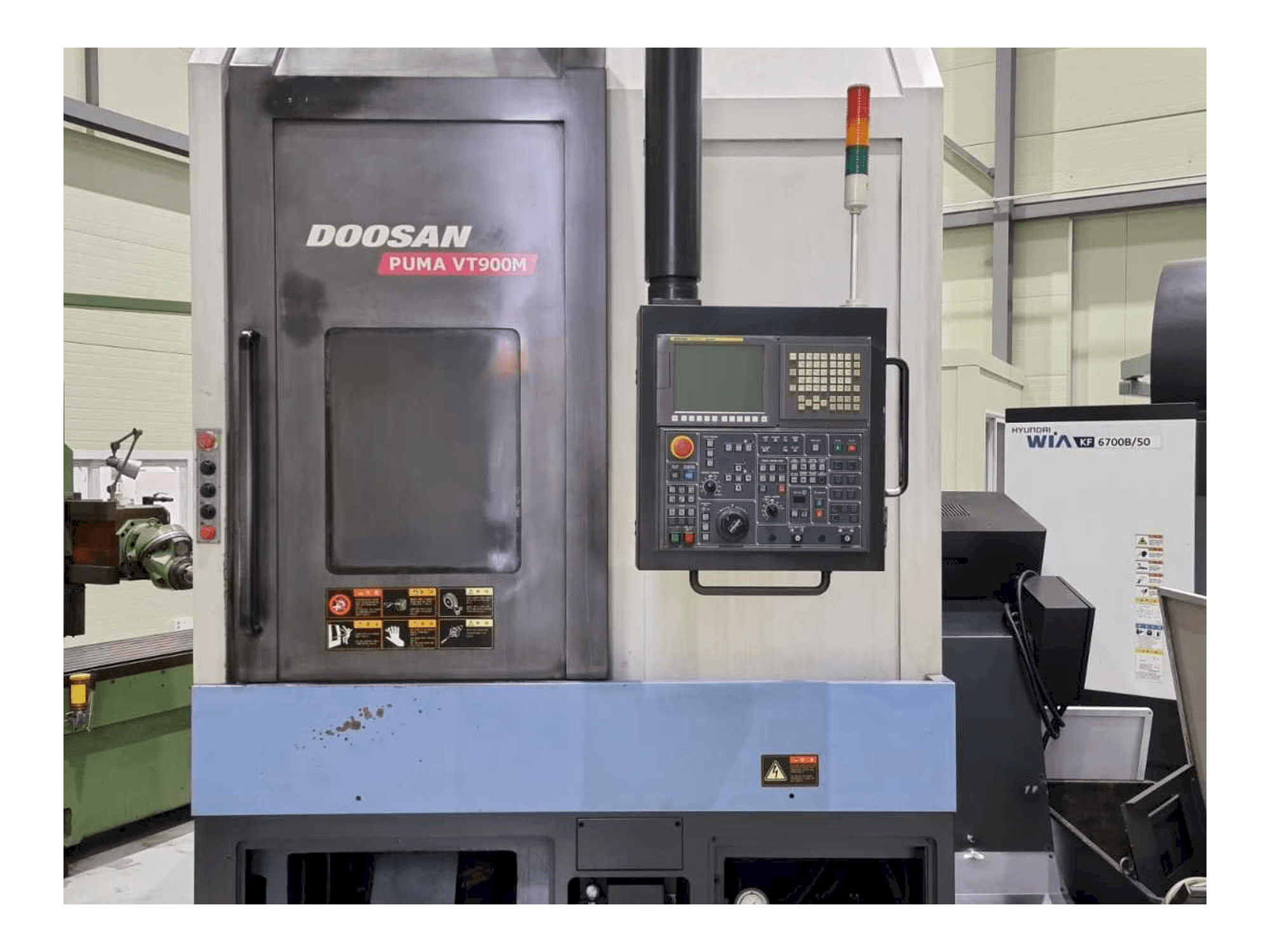 Vista frontal de la máquina Doosan PUMA VT900M