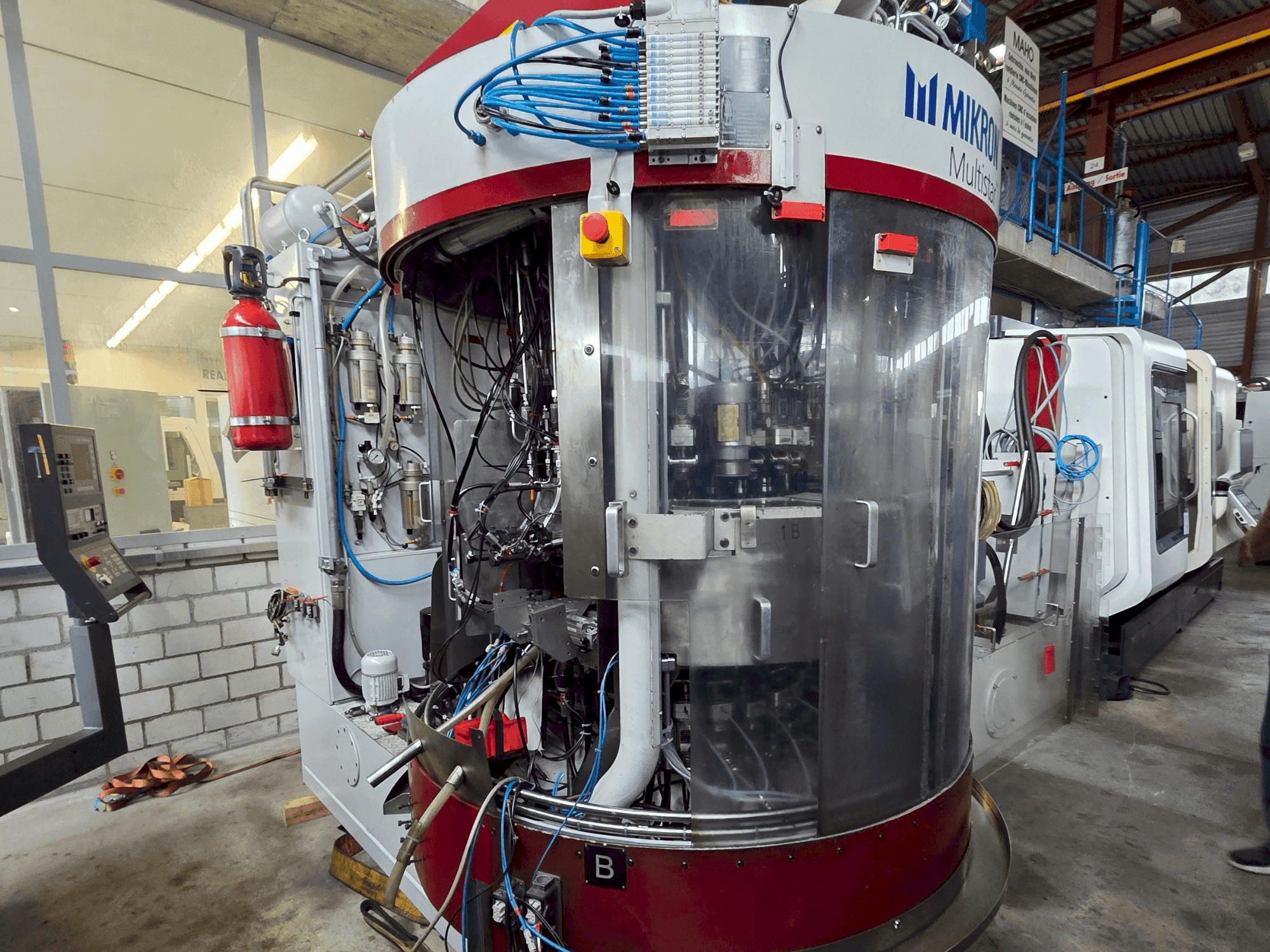 Vista frontal de la máquina MIKRON Multistar CX-24/500R