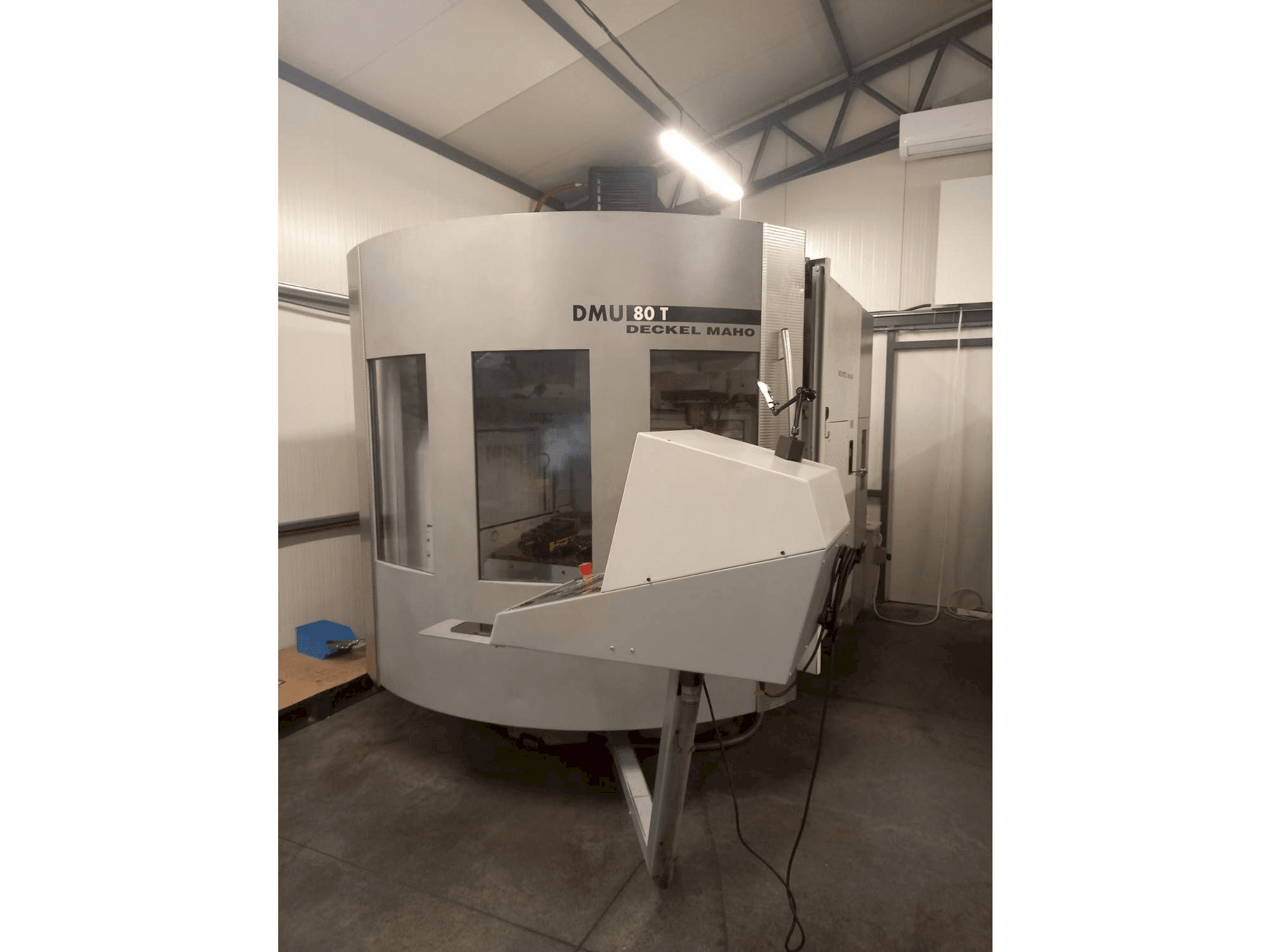 Vista frontal de la máquina DECKEL MAHO DMU 80T
