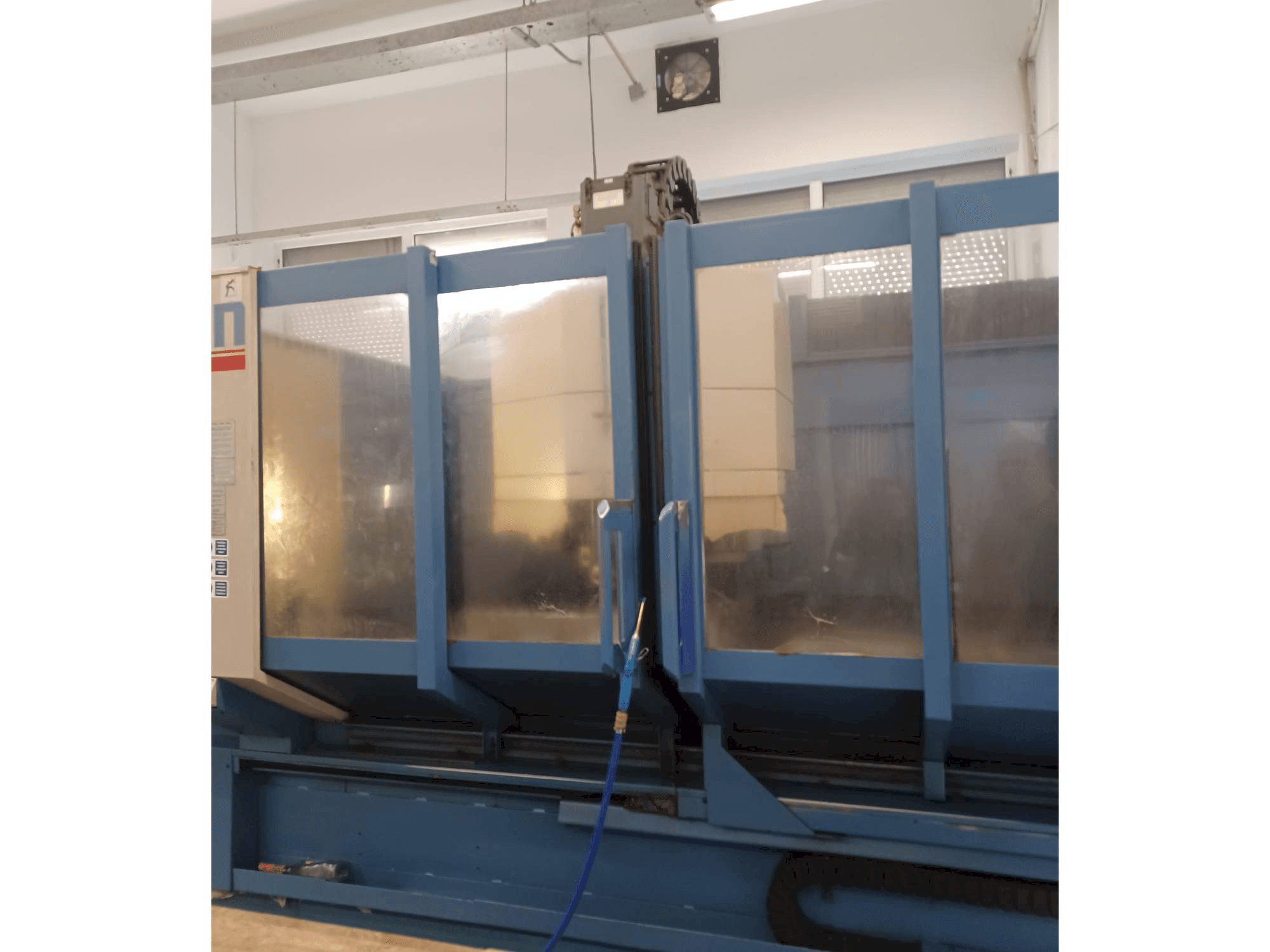 Vista frontal de la máquina CHIRON FZ 18 L